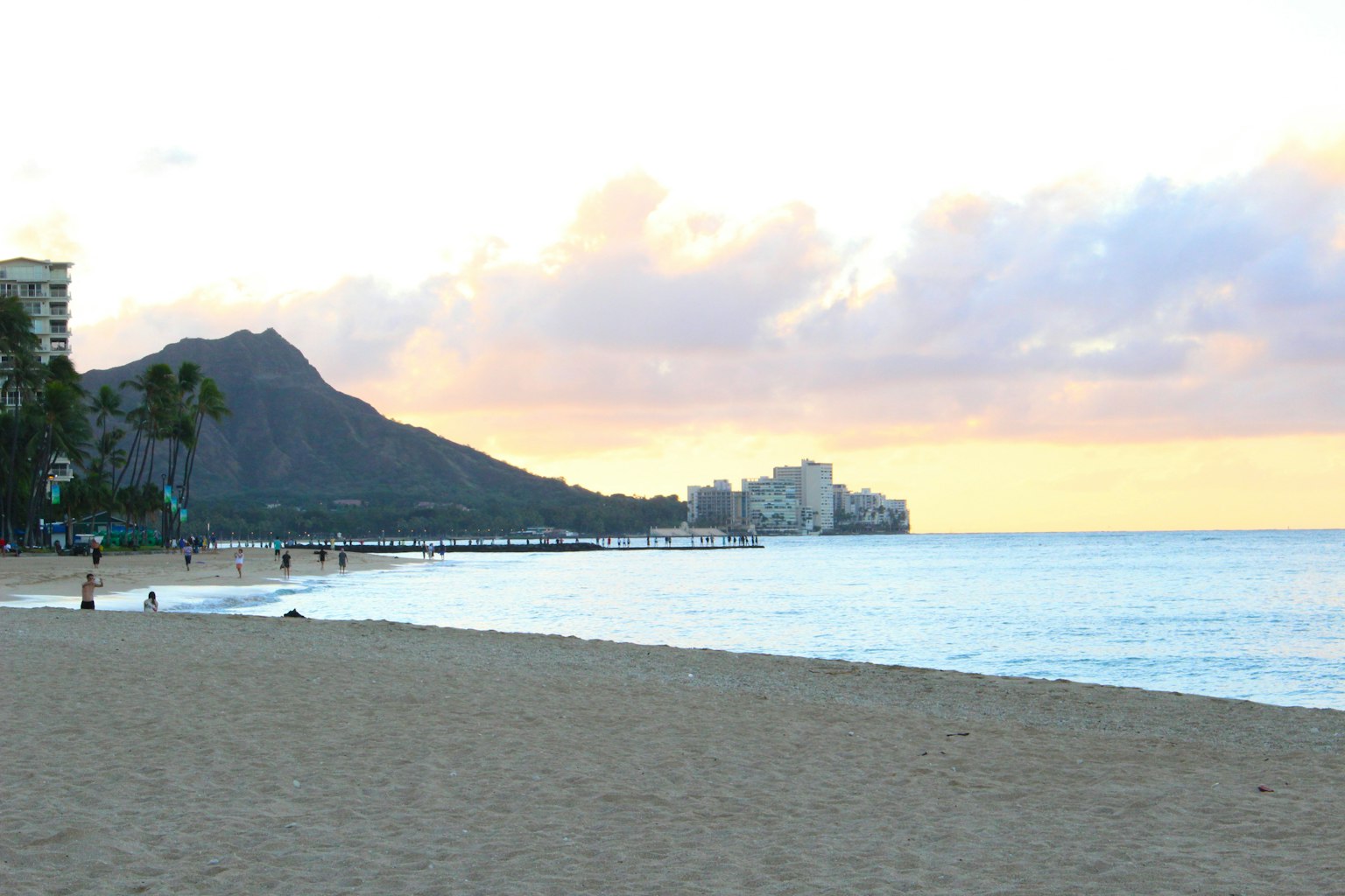 Vista del tramonto sulla spiaggia di Waikiki con Diamond Head sullo sfondo