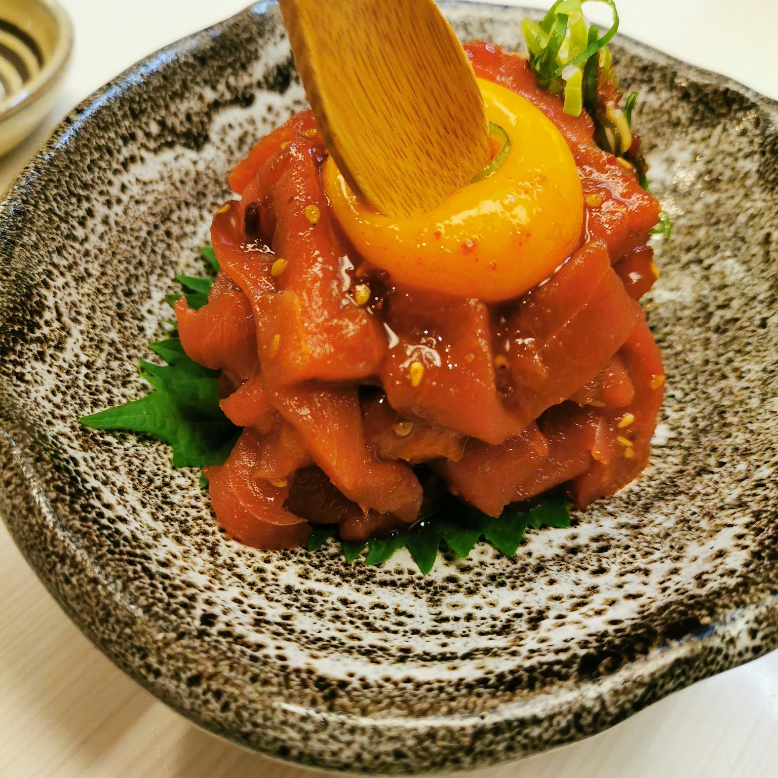 Hidangan Jepang dengan sashimi ikan merah yang dihiasi kuning telur