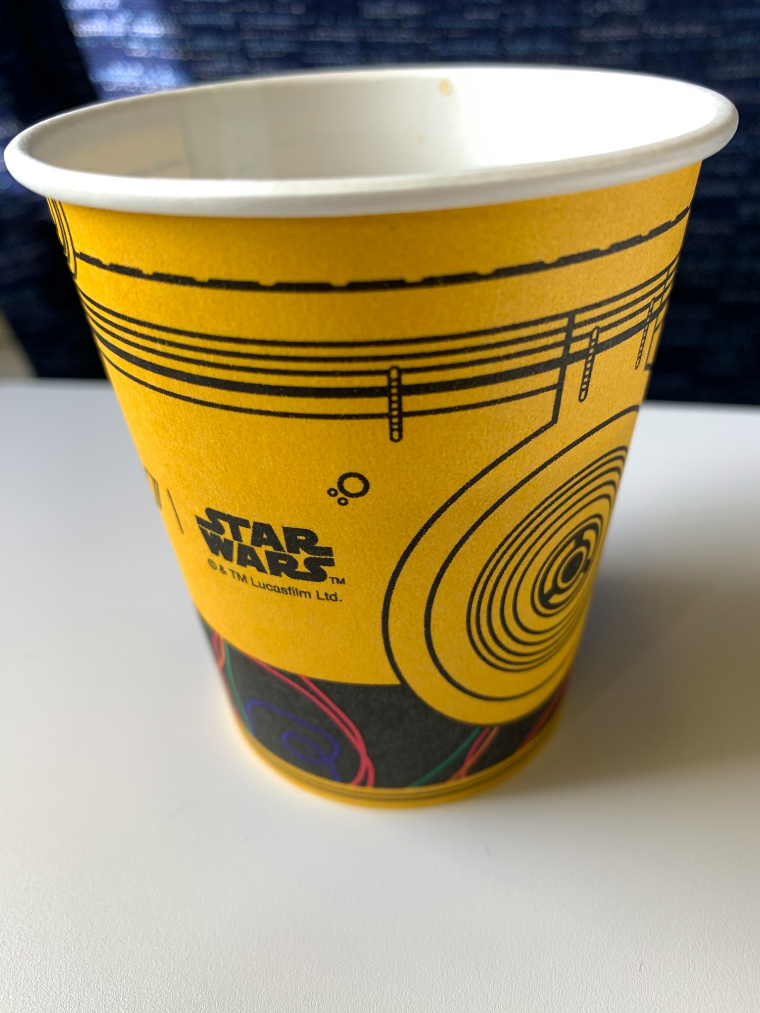 带有星球大战设计的黄色杯子