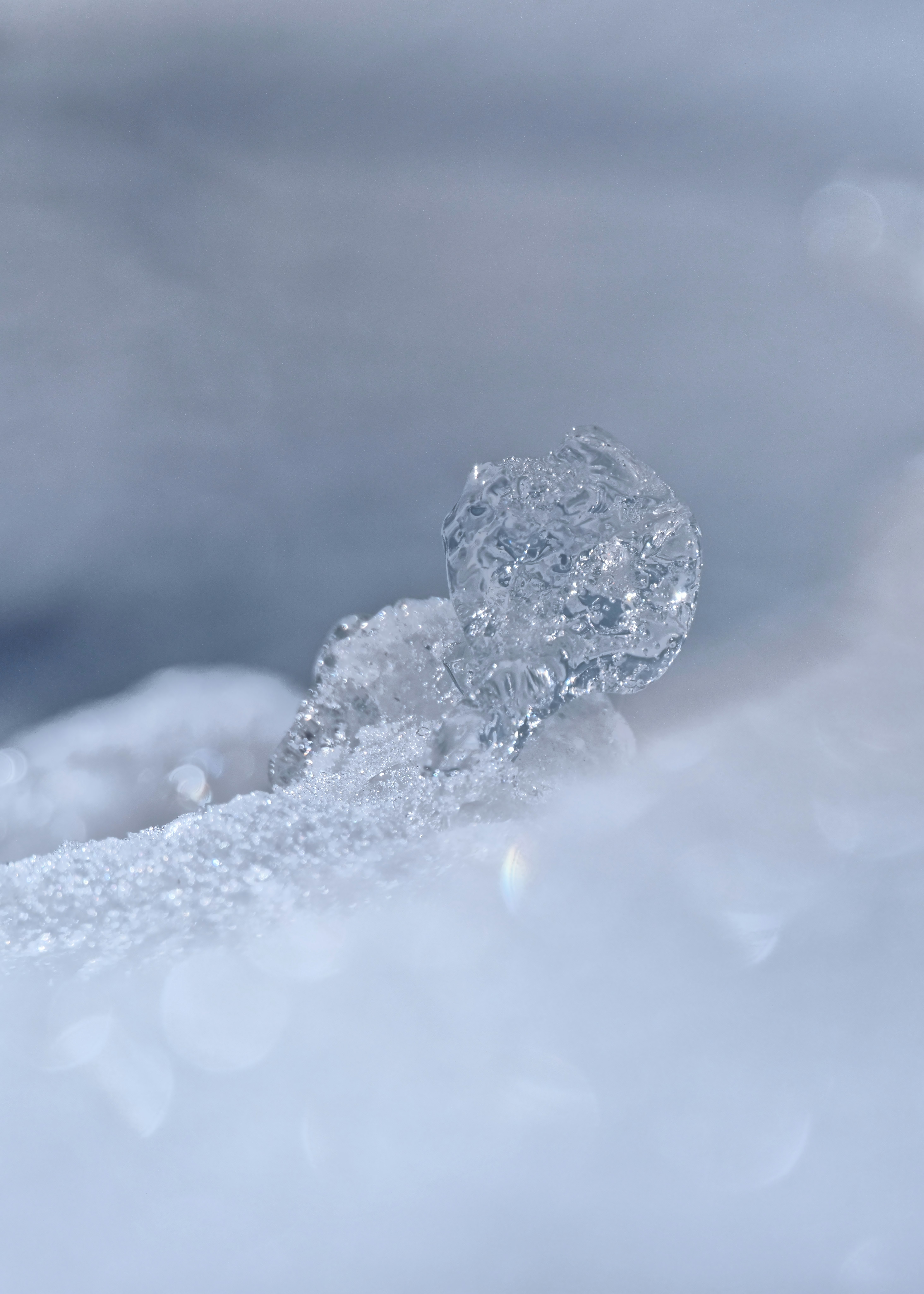 雪の上で転がるスノーマン