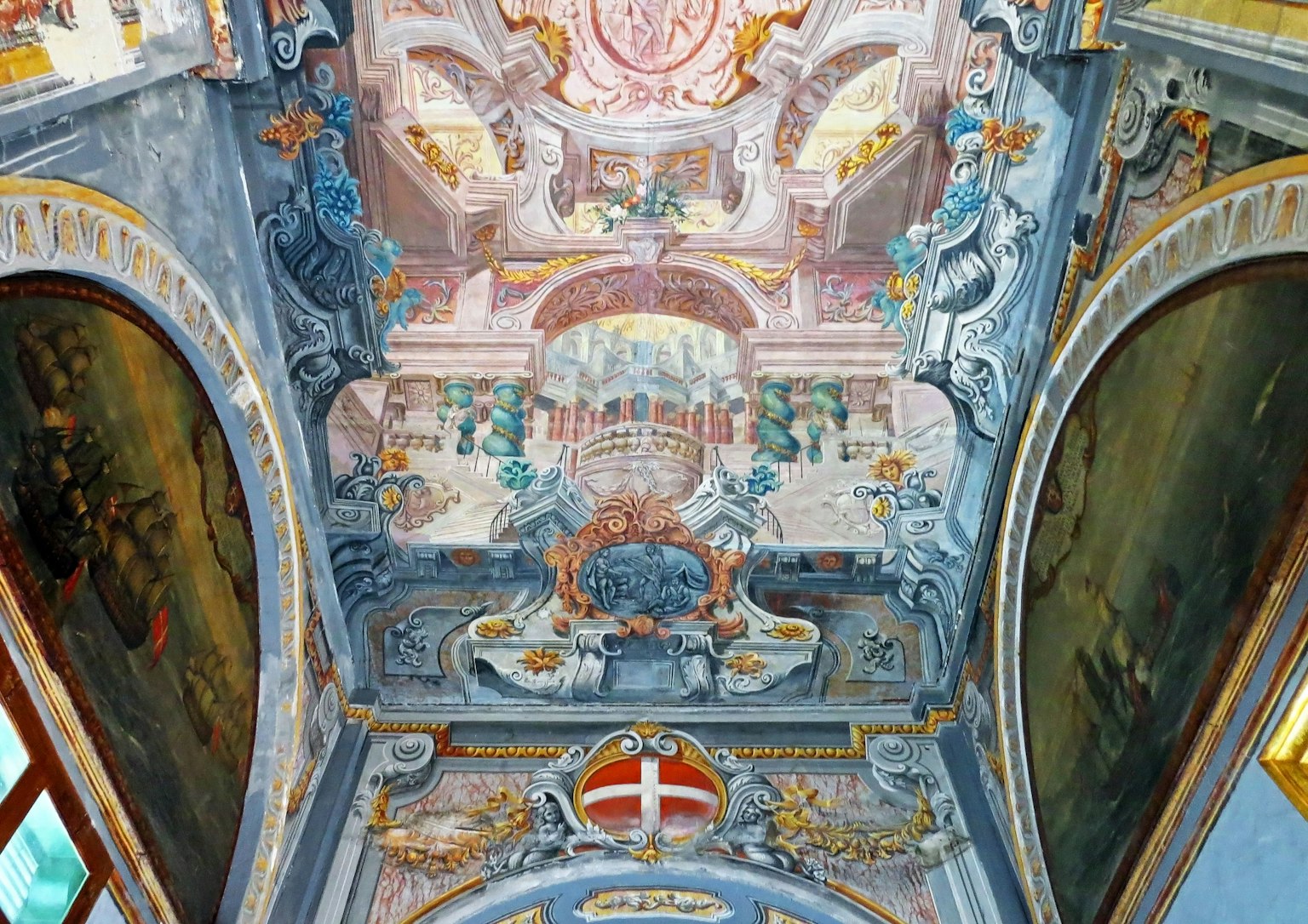Fresco langit yang rumit di bangunan bersejarah