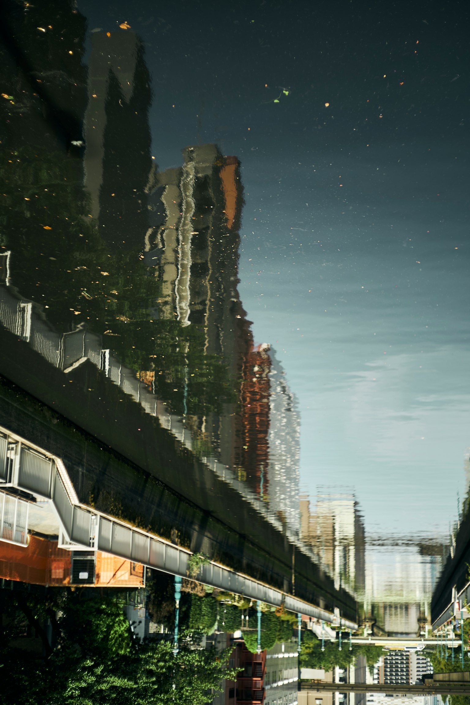 ทิวทัศน์เมืองสะท้อนบนผิวน้ำ