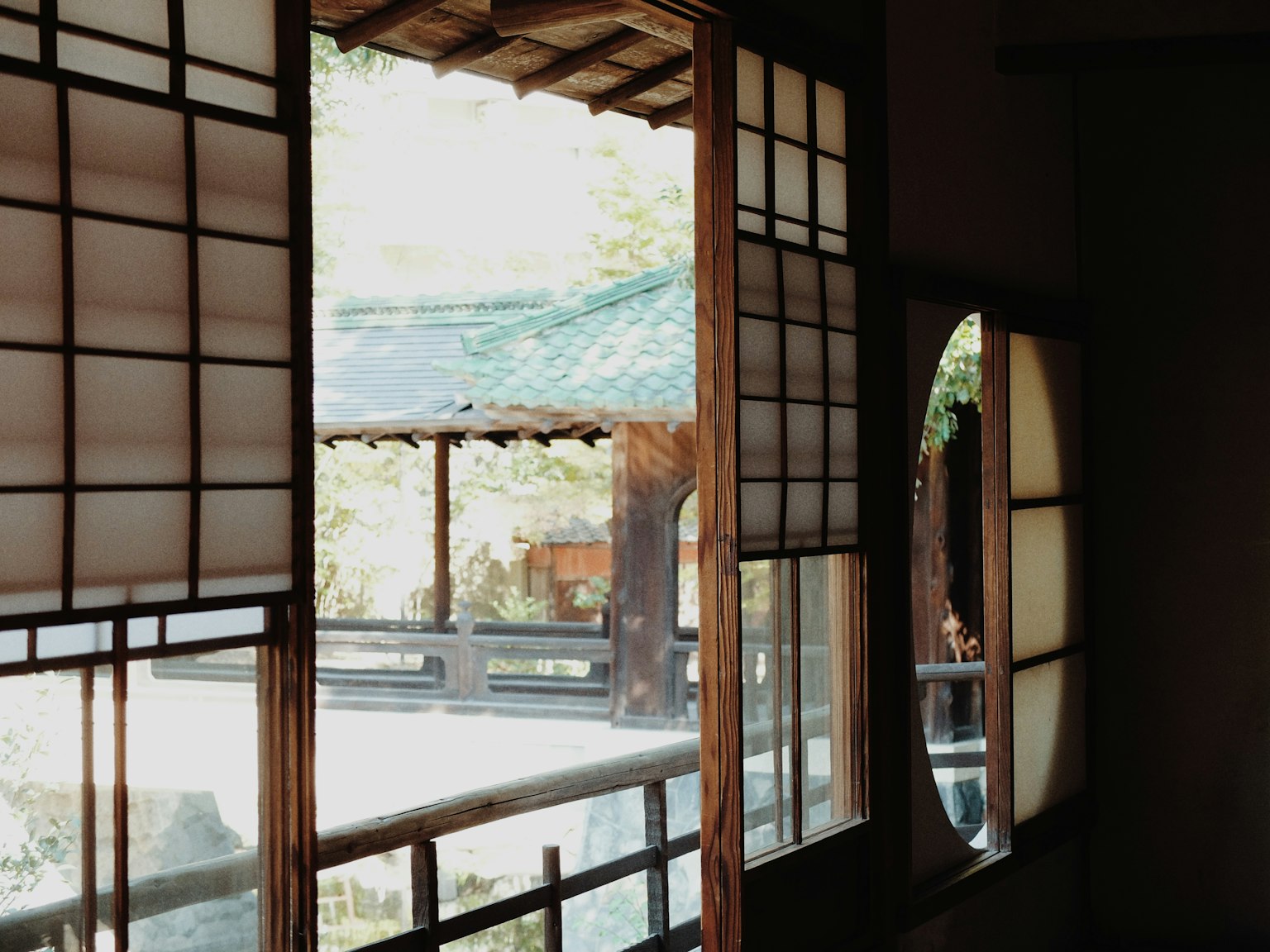 透過傳統日本窗戶欣賞寧靜花園的景色