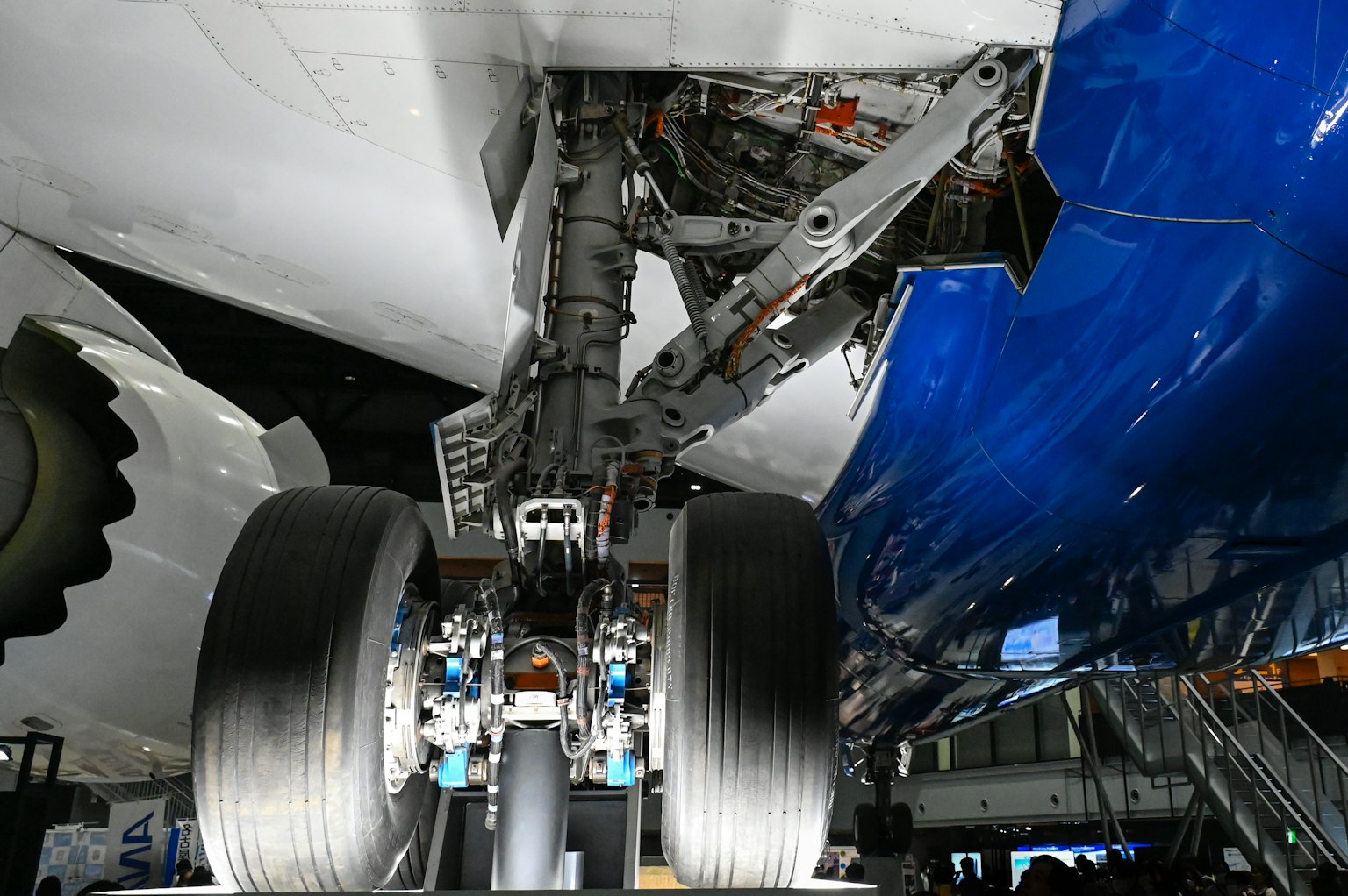Detaillierte Ansicht des Hauptfahrwerks und der Motorstruktur eines Flugzeugs