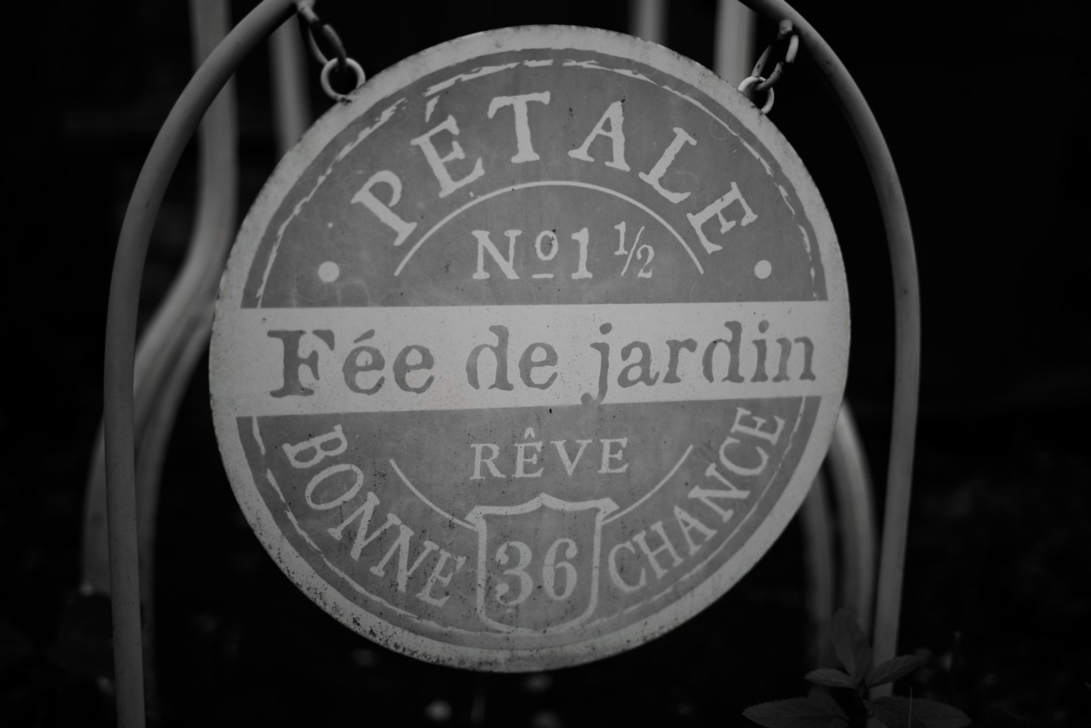 흑백 배경의 둥근 간판 Pétale N° 91½ Fée de jardin Bonne Chance 36 Rêve