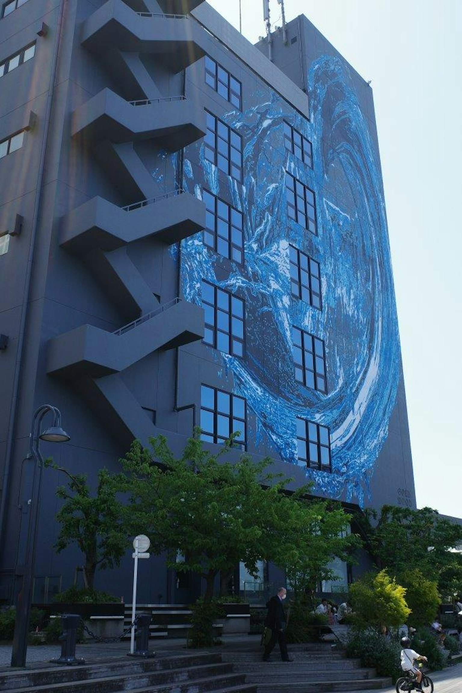 Edificio moderno con un murale blu all'esterno