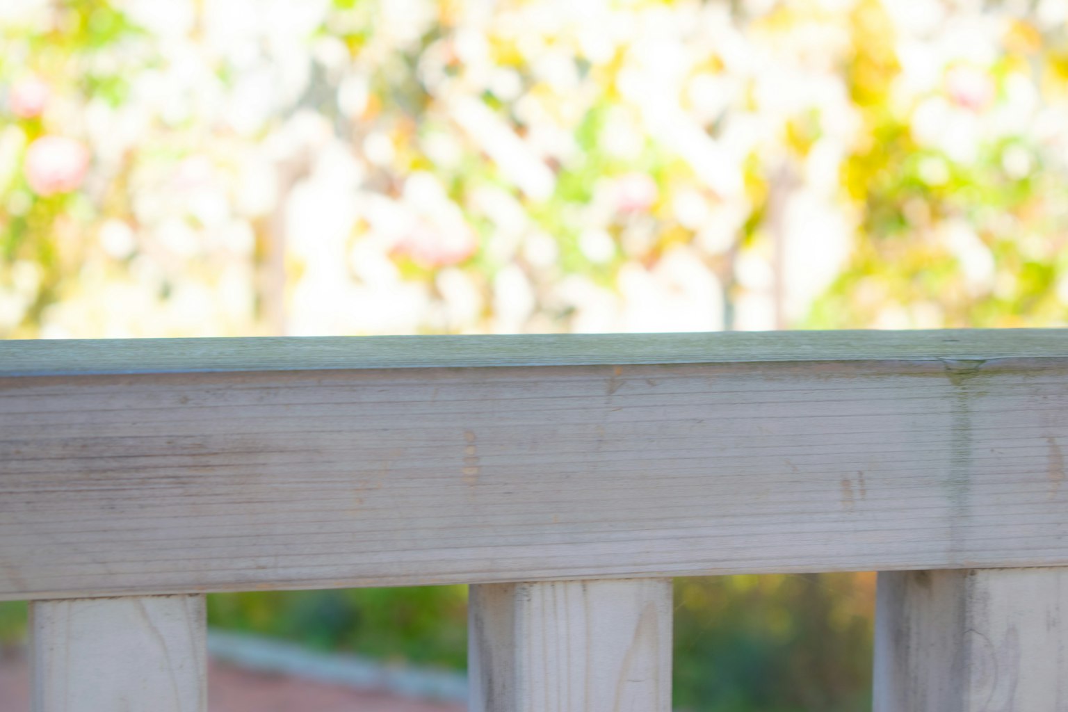 Railing in legno con sfondo sfocato di fiori in fiore