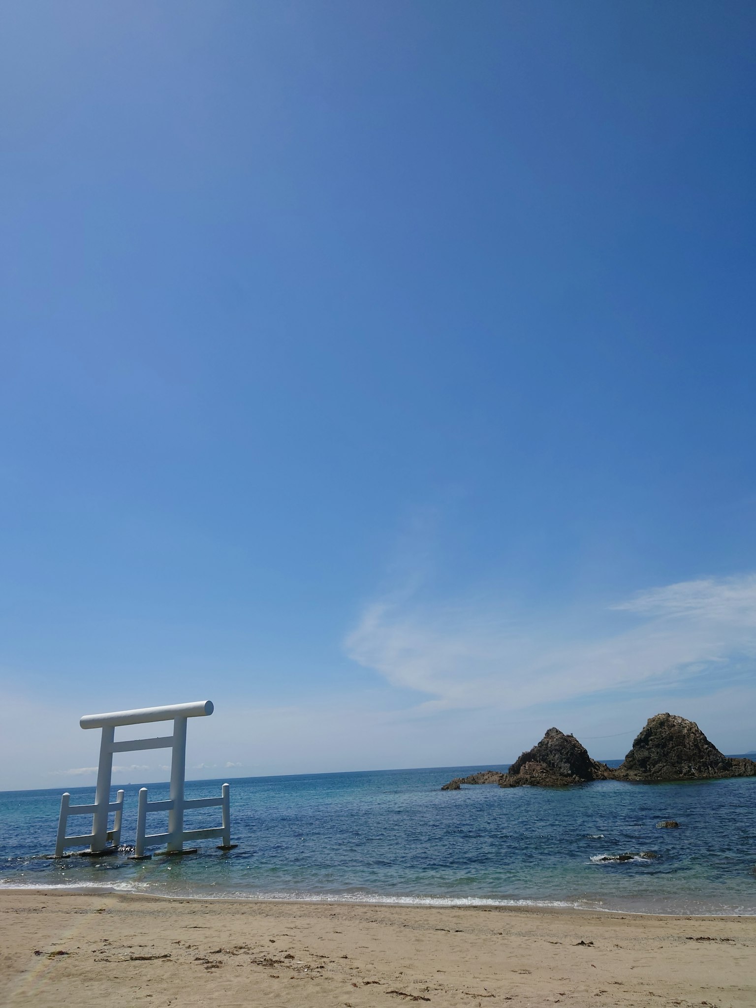 藍色海洋下的鳥居和晴朗的天空