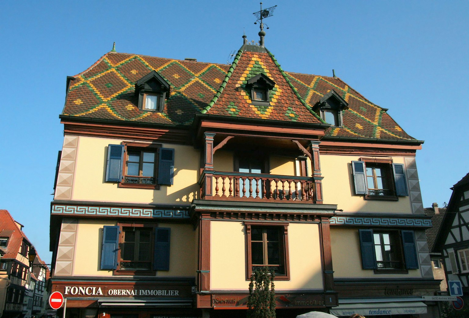 Fachada de un edificio de estilo alsaciano con techo colorido