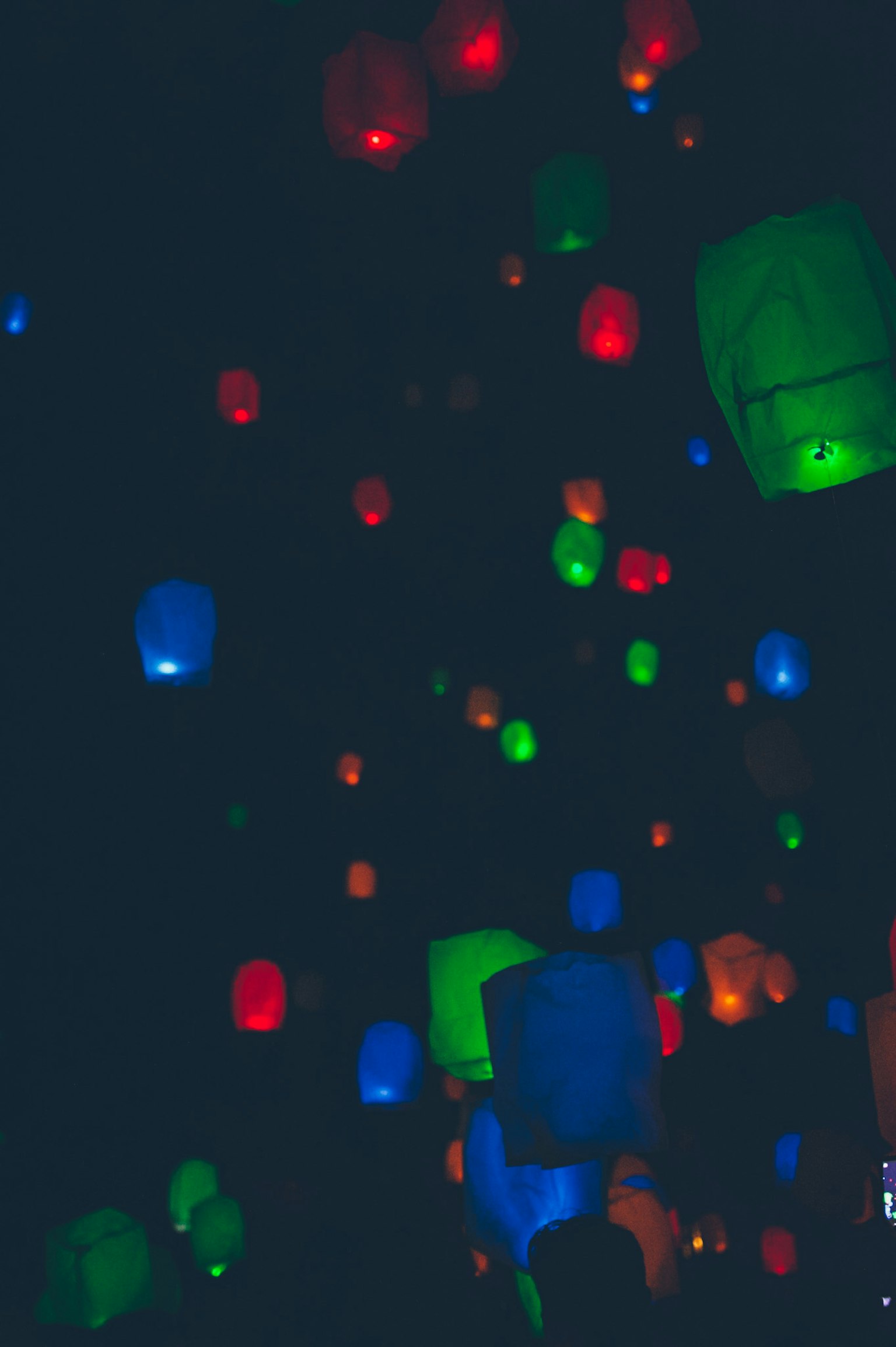 Lanterne colorate che fluttuano nel cielo notturno