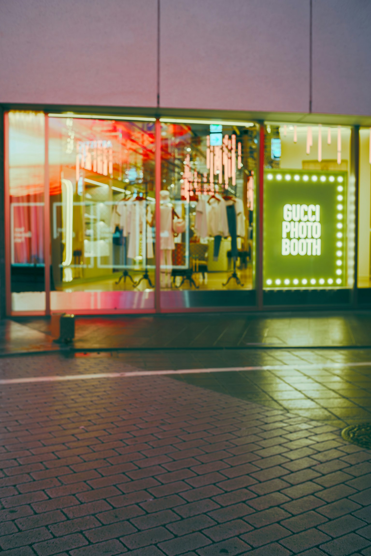 Esterno di un negozio di photo booth Gucci con luci al neon vivaci