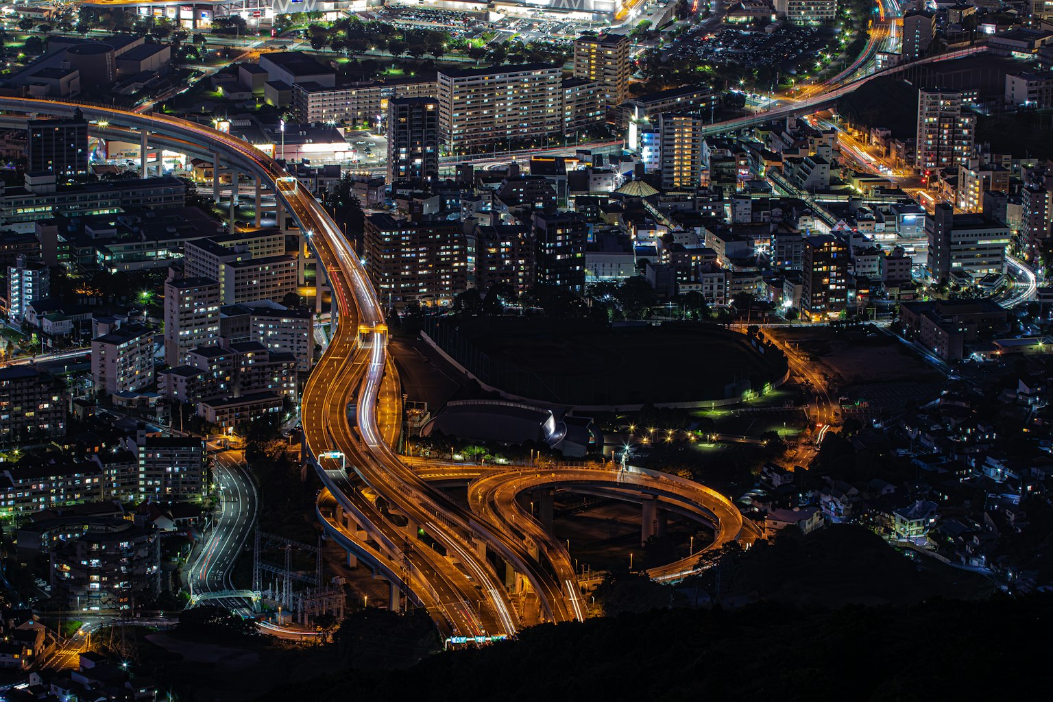 Paysage urbain nocturne avec échangeur autoroutier lumineux
