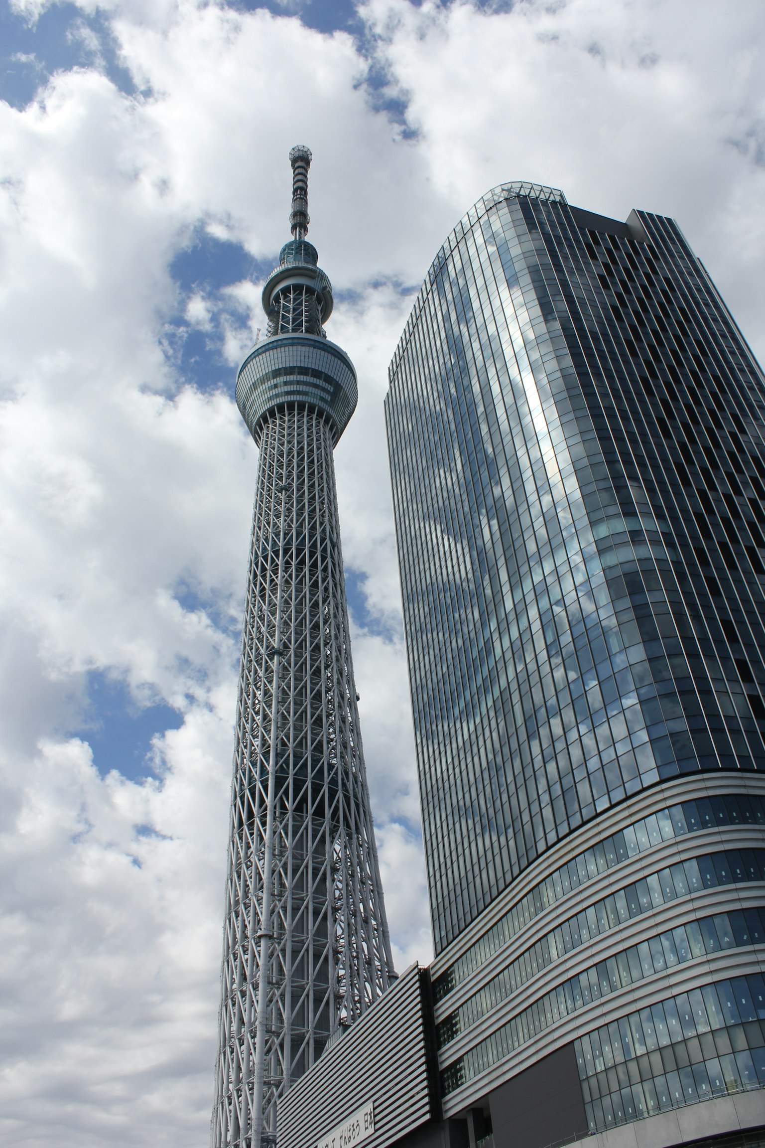 东京晴空塔与现代摩天大楼