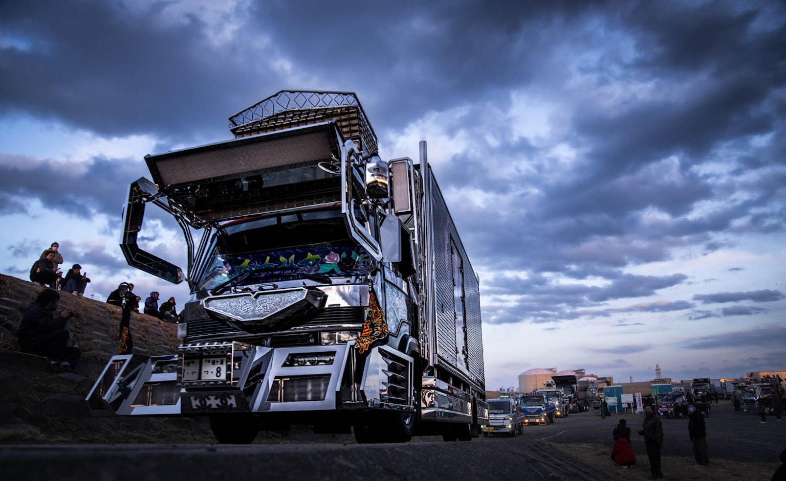Ein auffälliger Lkw mit einzigartigem Frontdesign unter einem bewölkten Himmel