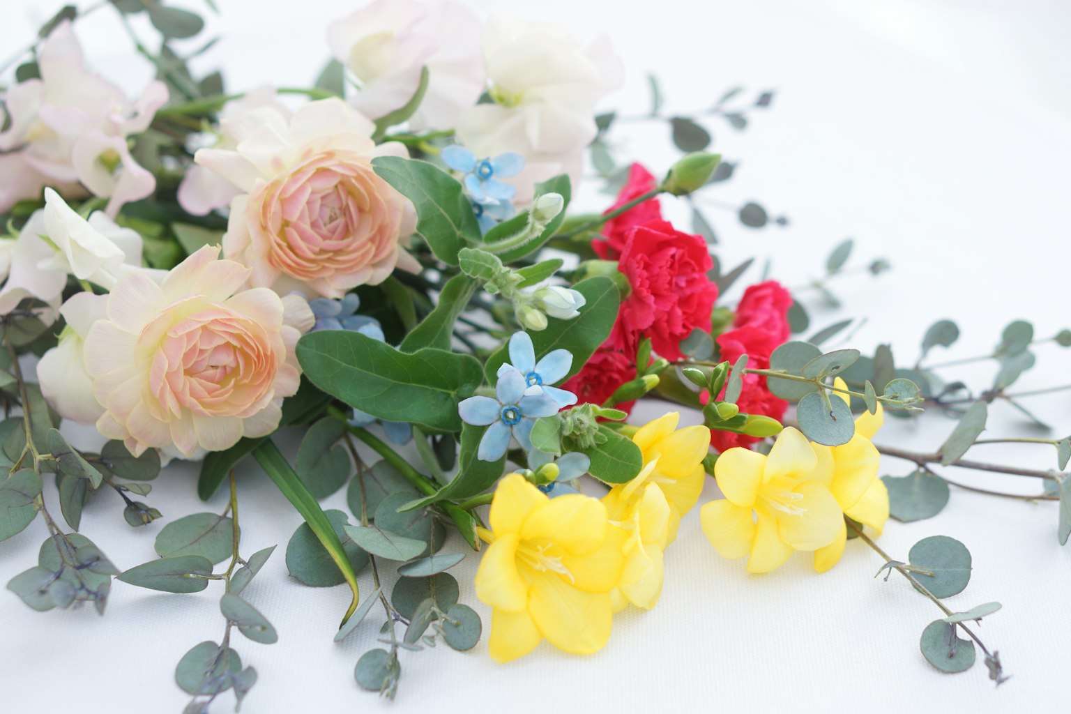 Ein schöner Strauß mit bunten Blumen und Eukalyptusblättern