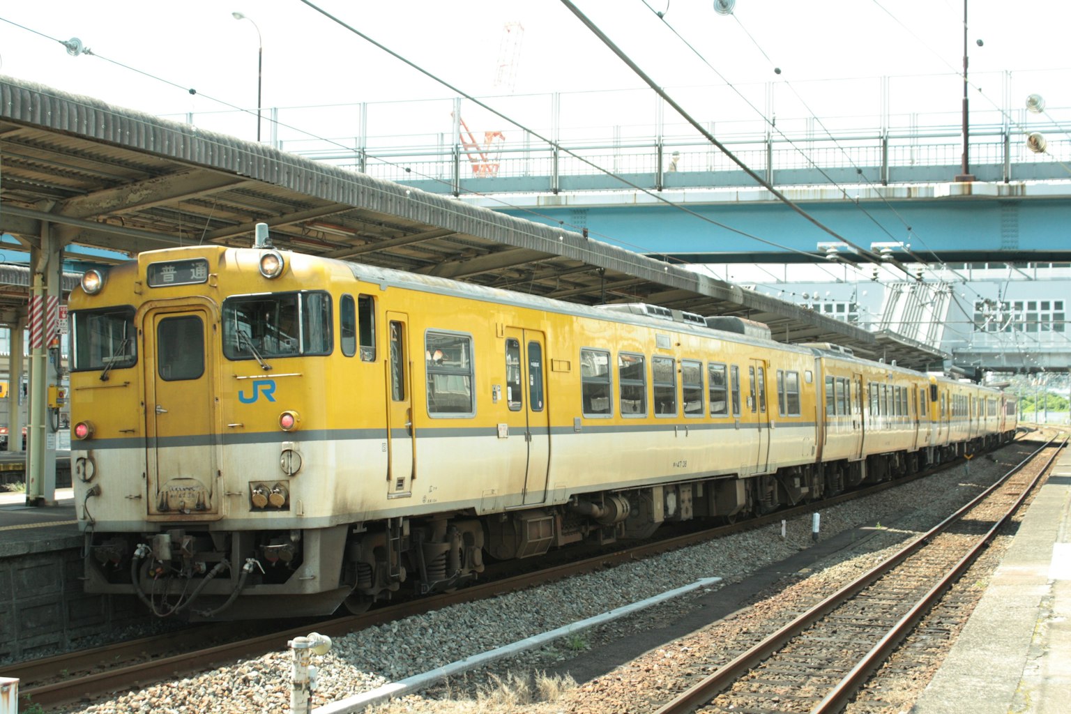 รถไฟสีเหลืองจอดที่สถานี