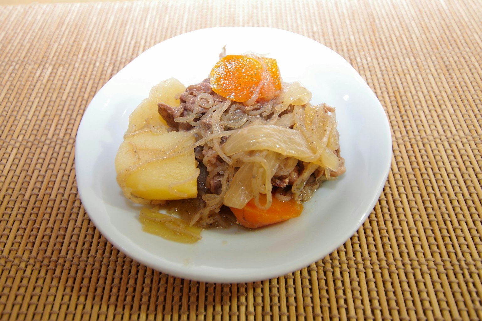 一盤肉土豆炖菜，包含馬鈴薯、胡蘿蔔、洋蔥和牛肉