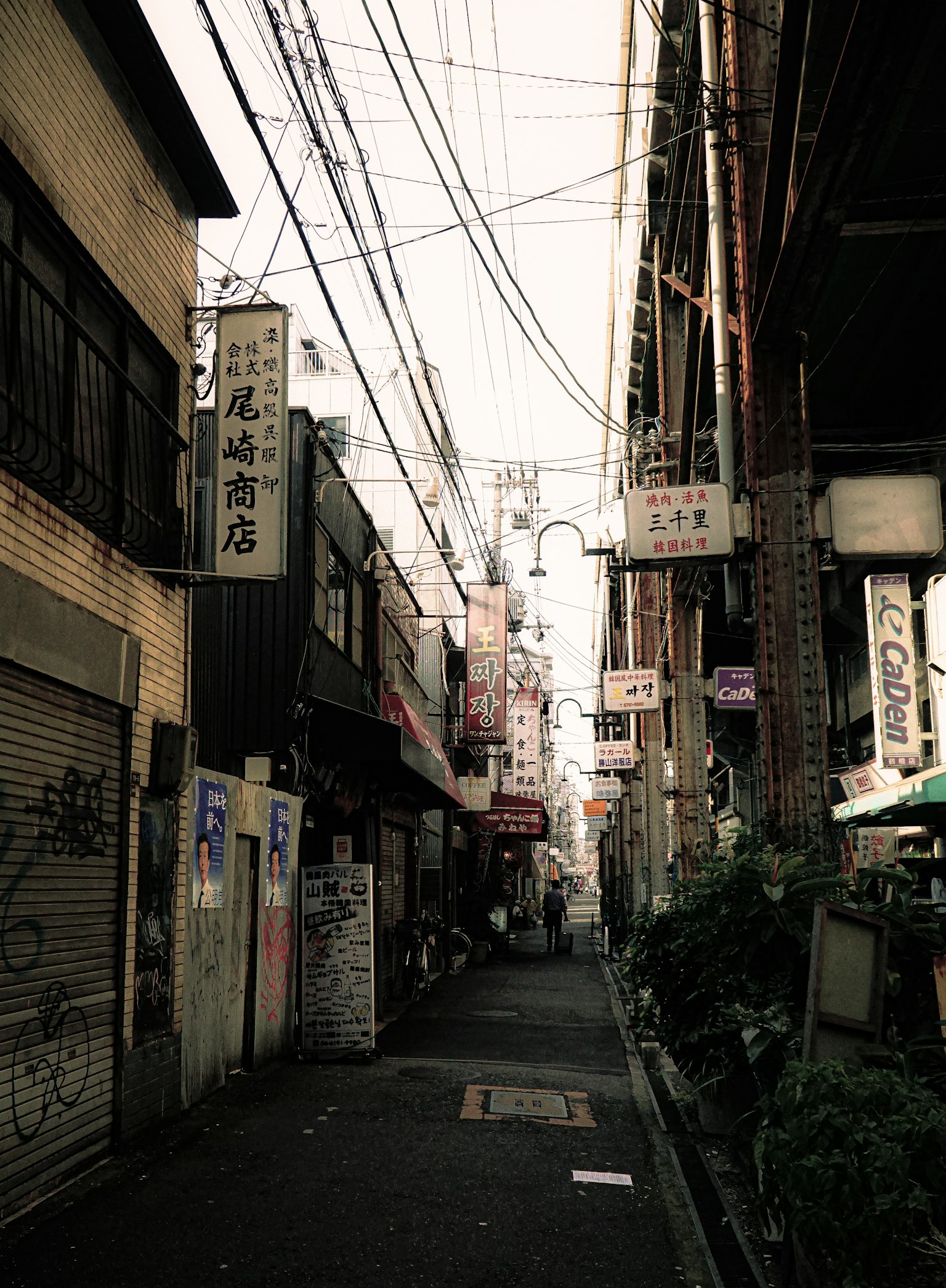 狹窄的小巷,兩側是商店招牌和電線