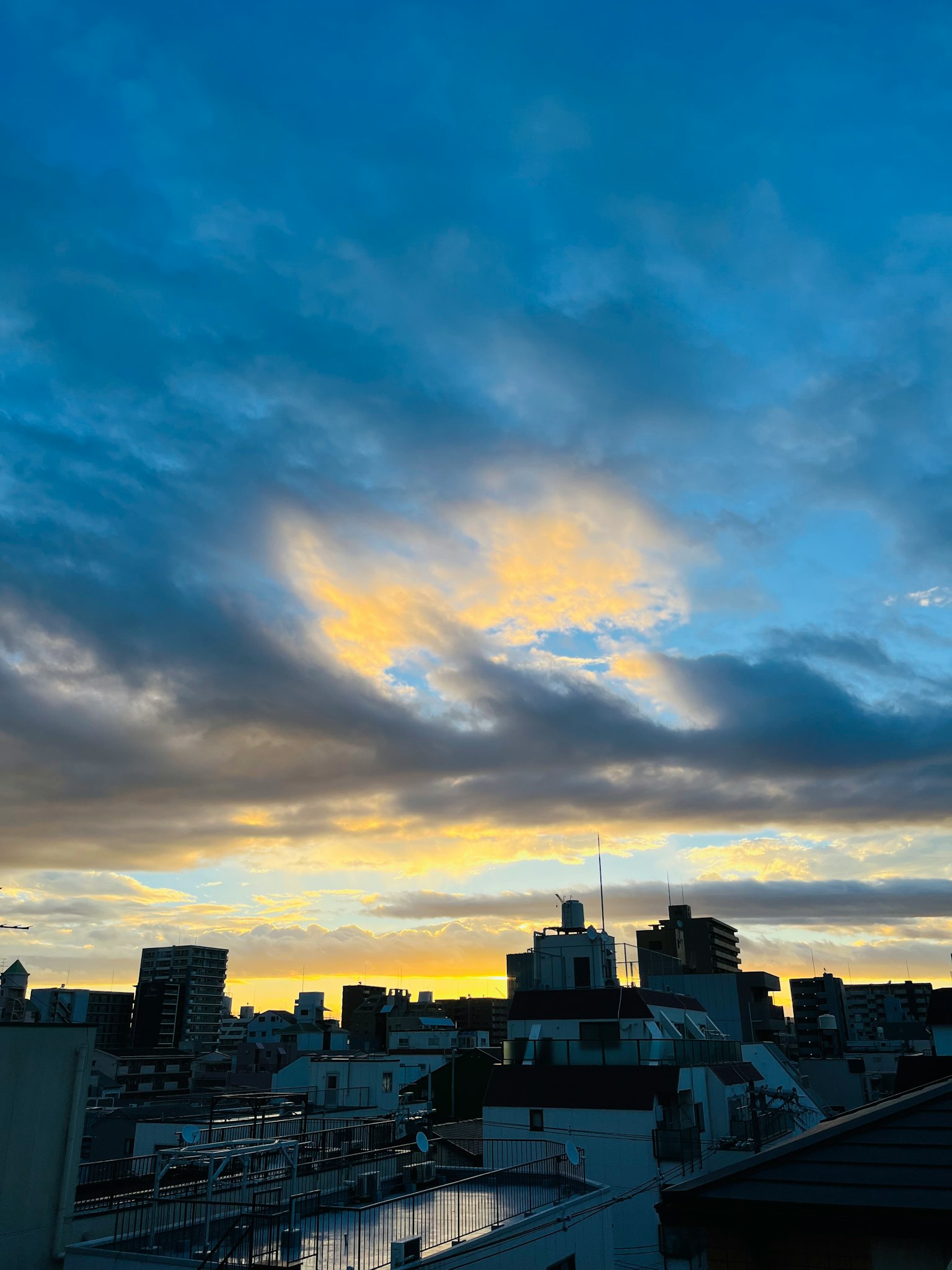 城市天际线在日落时分与多彩的云和蓝天
