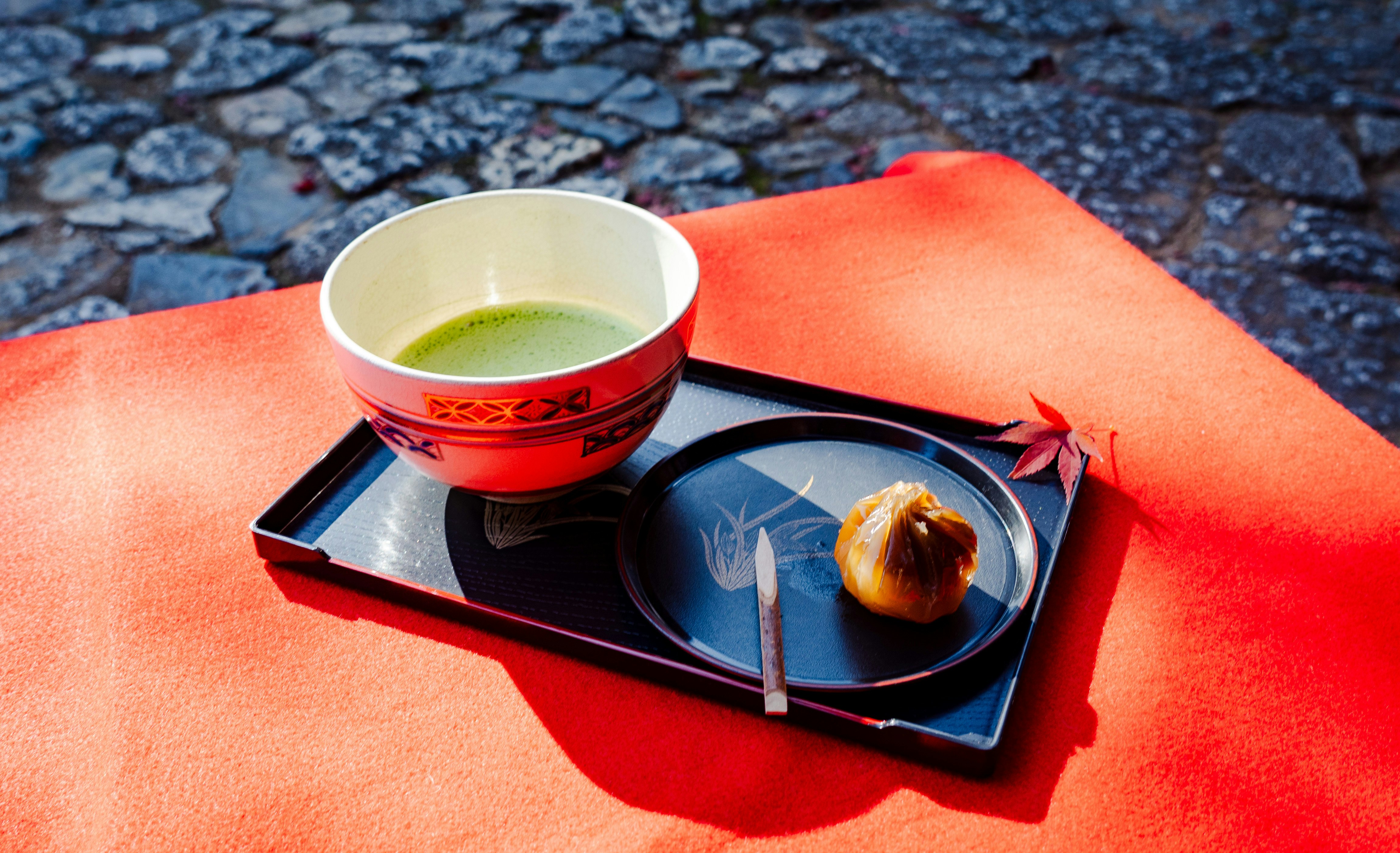 赤いテーブルクロスの上の和食の器とトレー