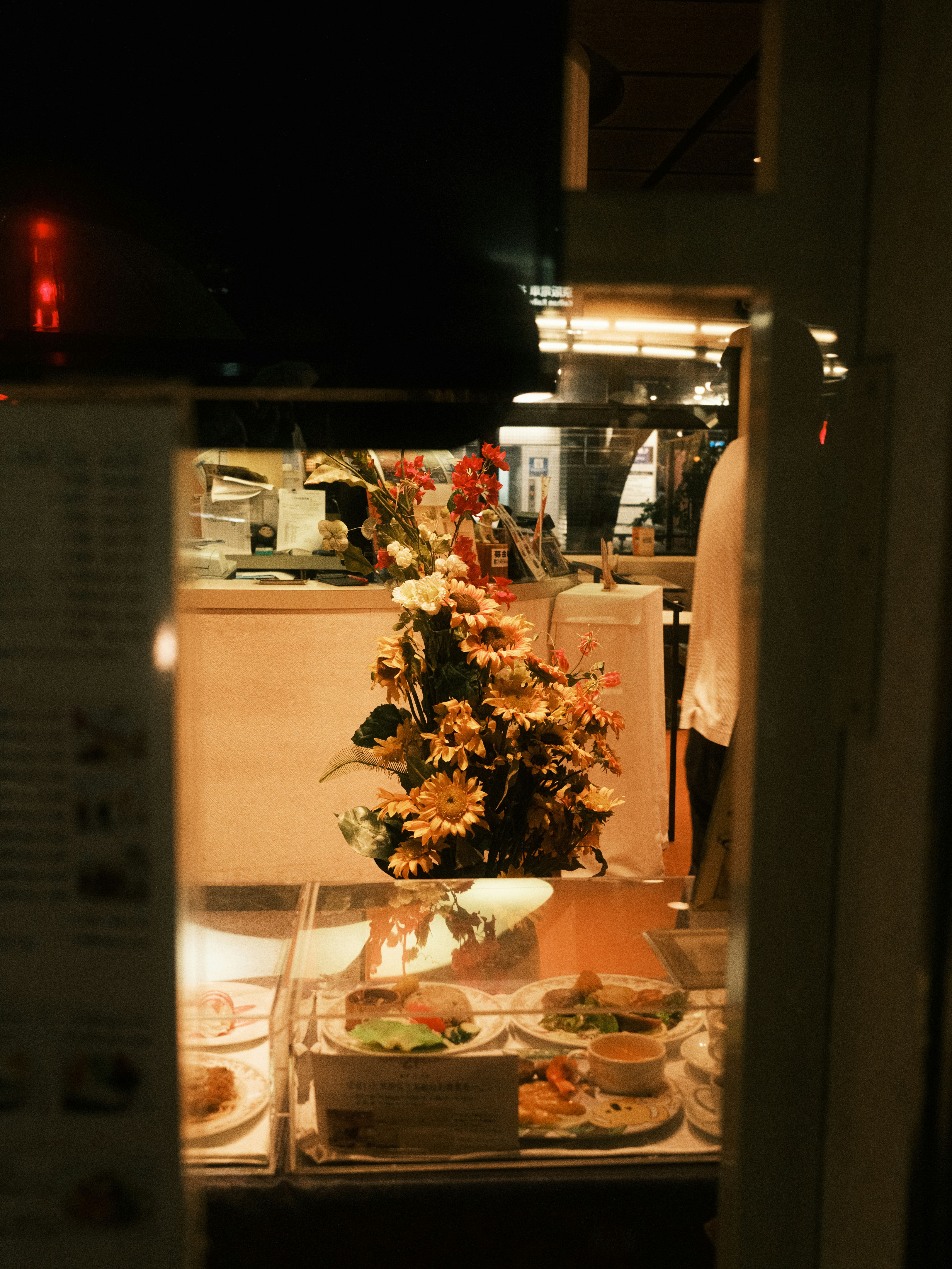 vetrina a Kyoto di notte con un bouquet di fiori e una teca