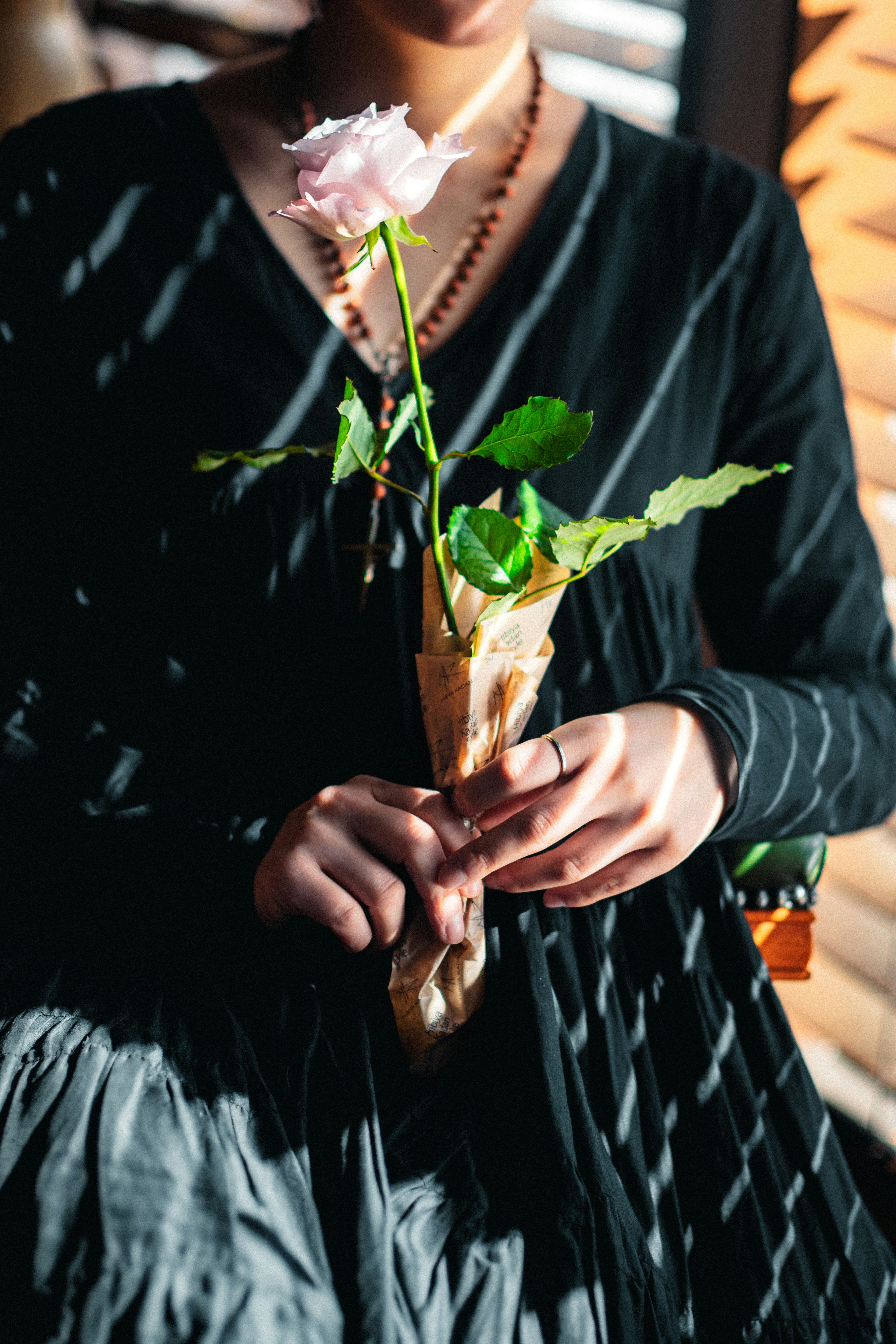 gros plan d’une personne tenant un bouquet