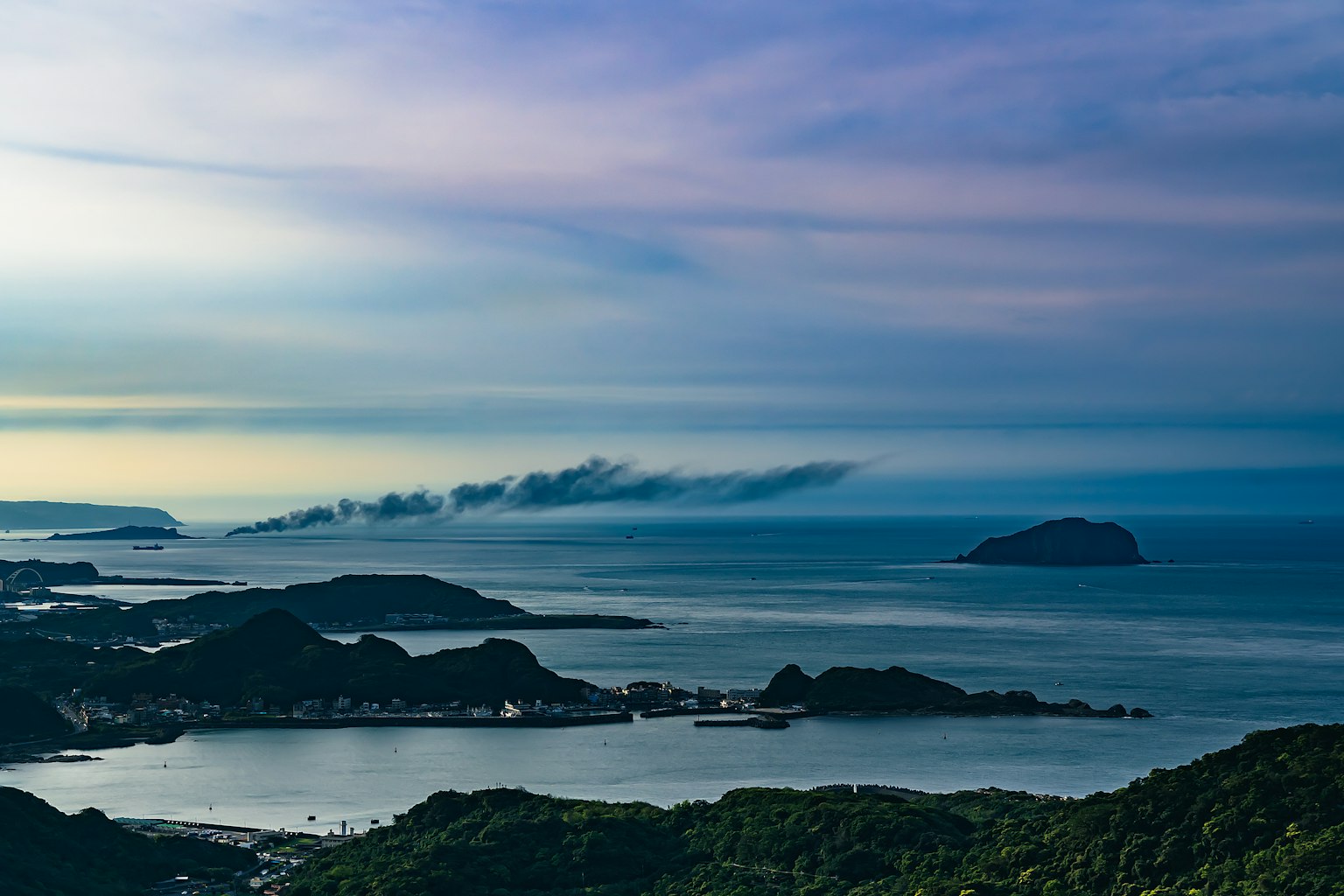 宁静的风景，蓝色海水和岛屿