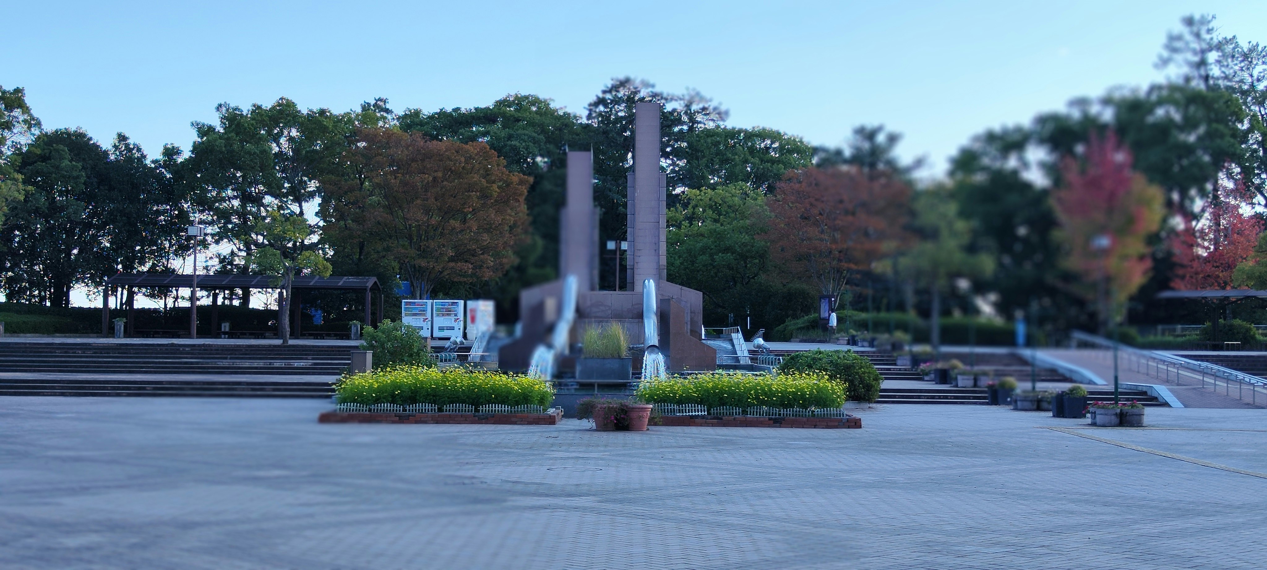 monument commémoratif et massifs fleuris sur une place de parc