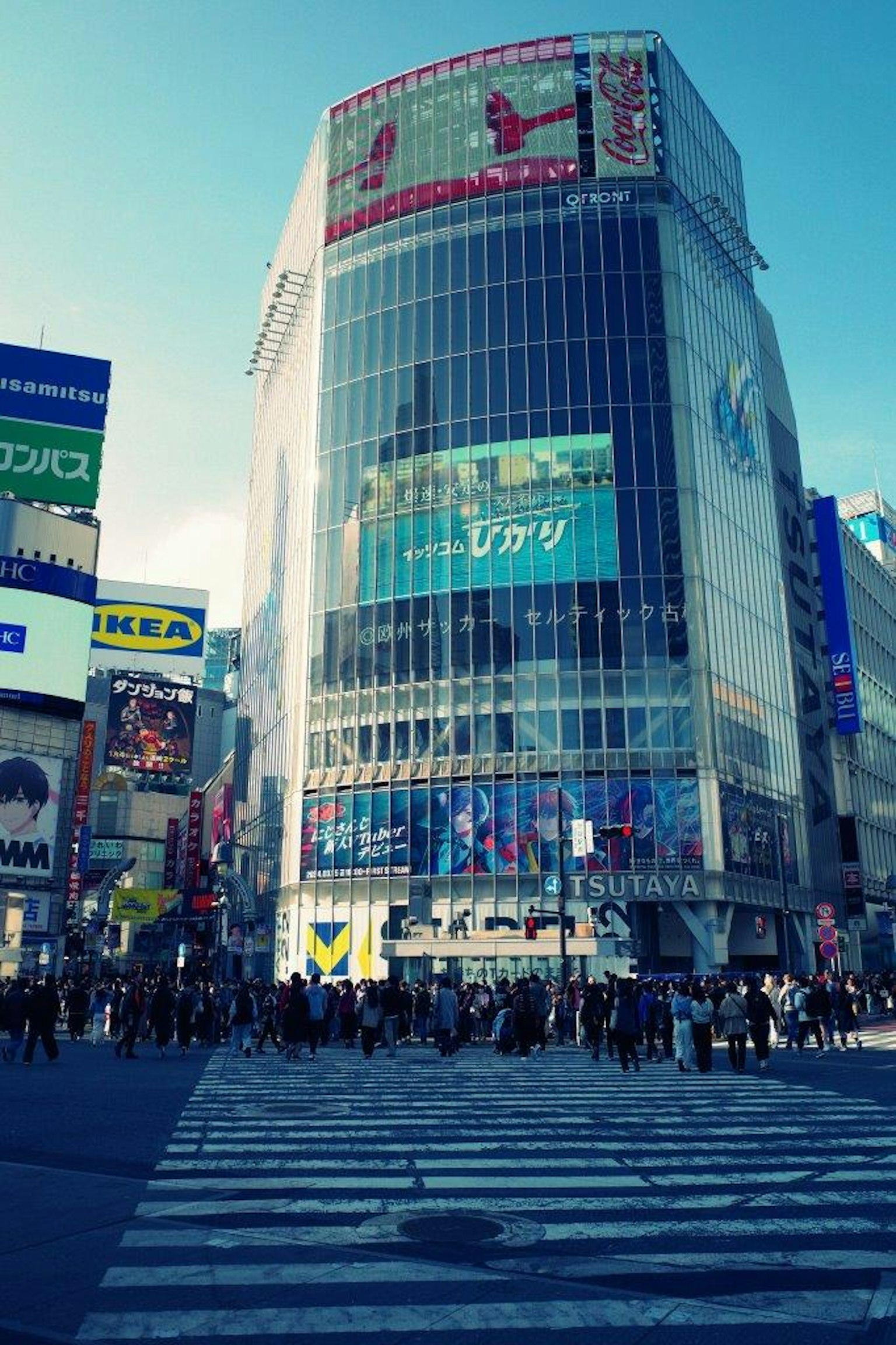 Persimpangan Shibuya dengan gedung tinggi dan kerumunan pejalan kaki