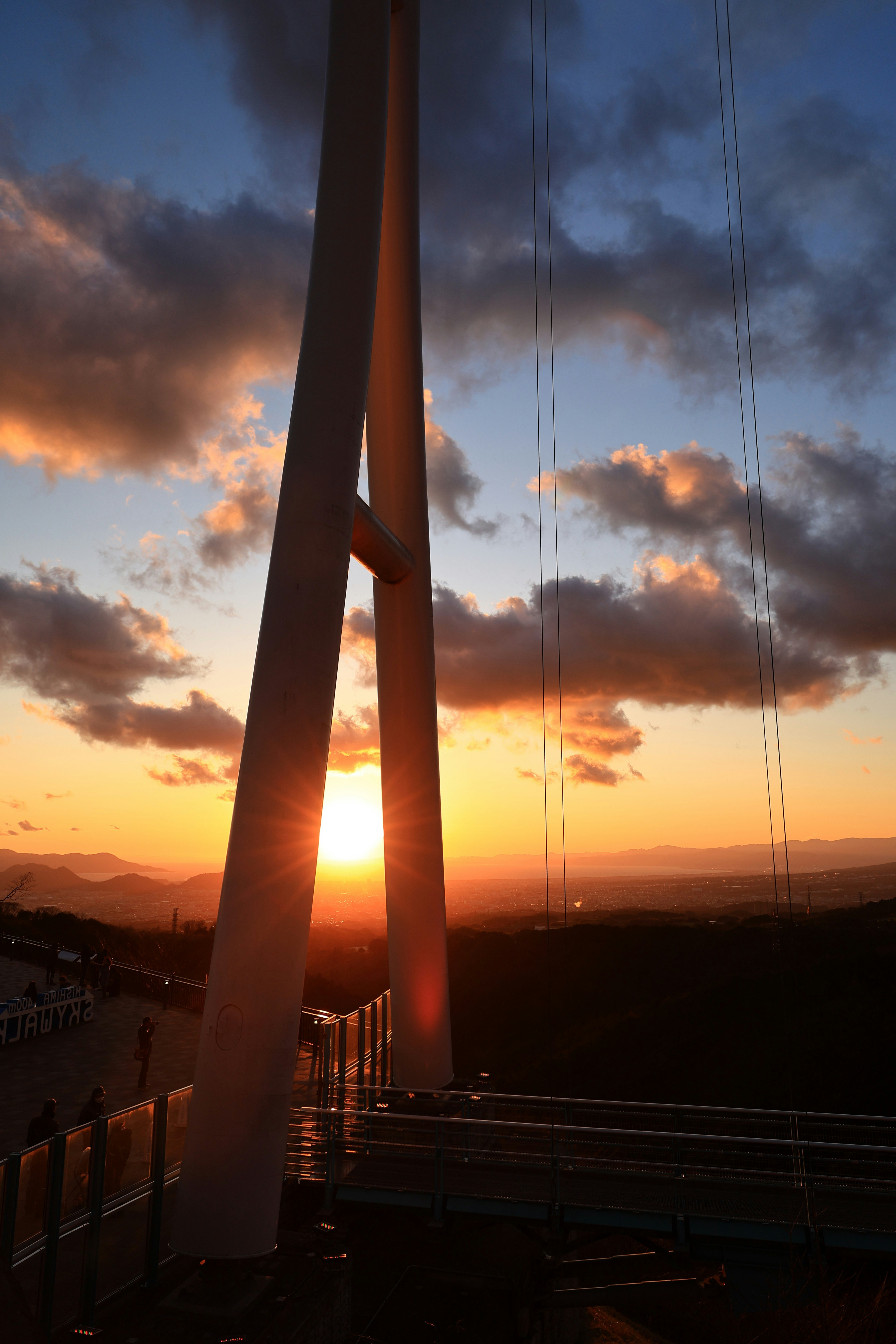 nubes de atardecer con pilares de puente