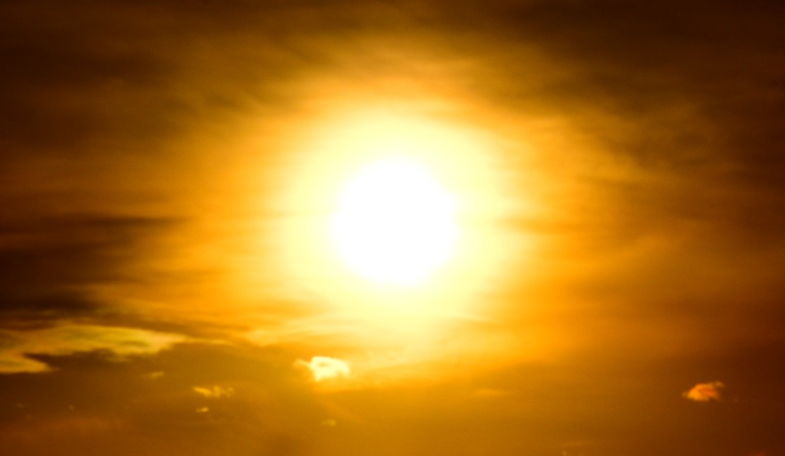 Sole splendente in un cielo nuvoloso