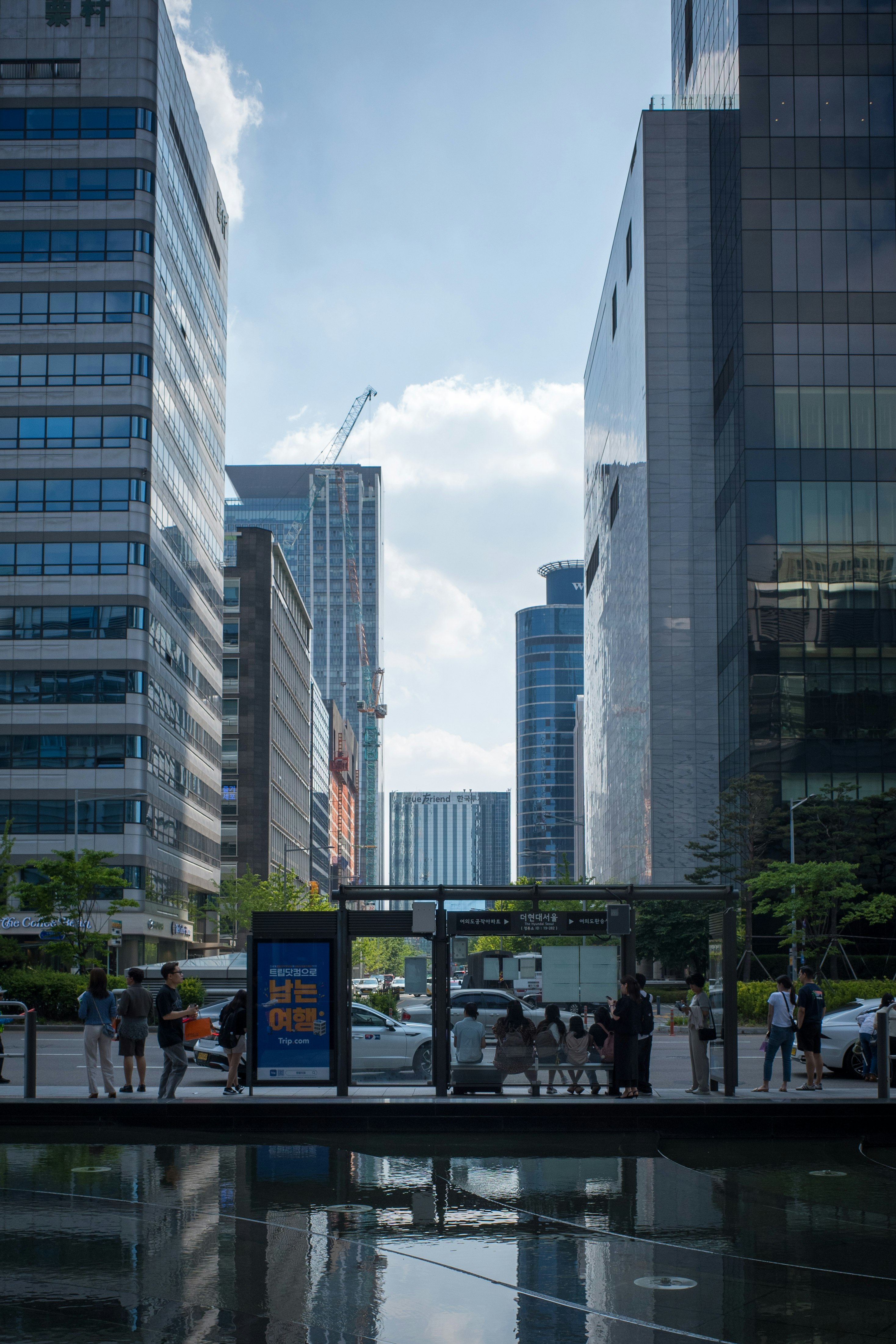 高層ビルが並ぶ都市のビジネス街の通り景色