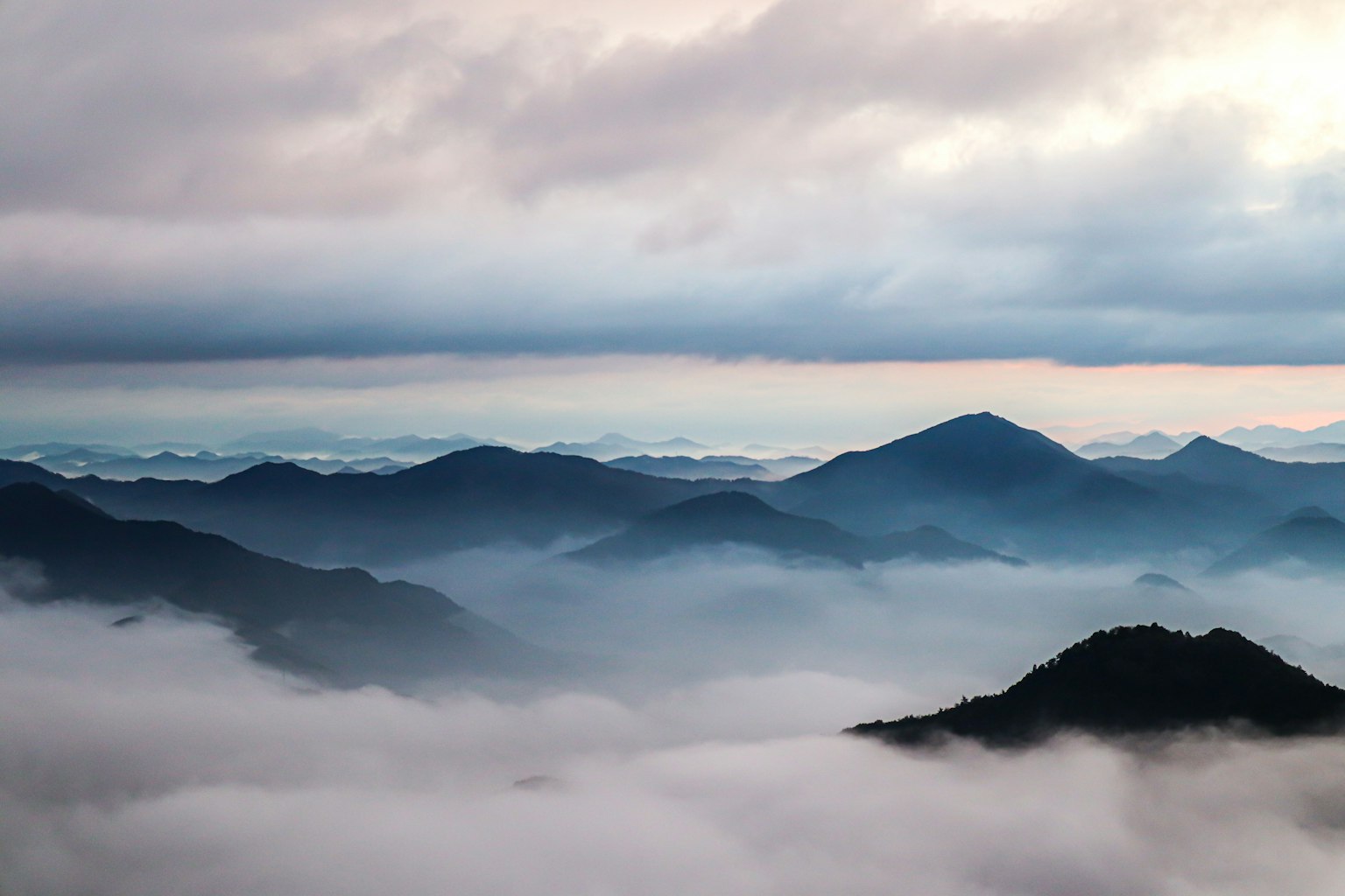 Un hermoso paisaje de montañas envueltas en nubes