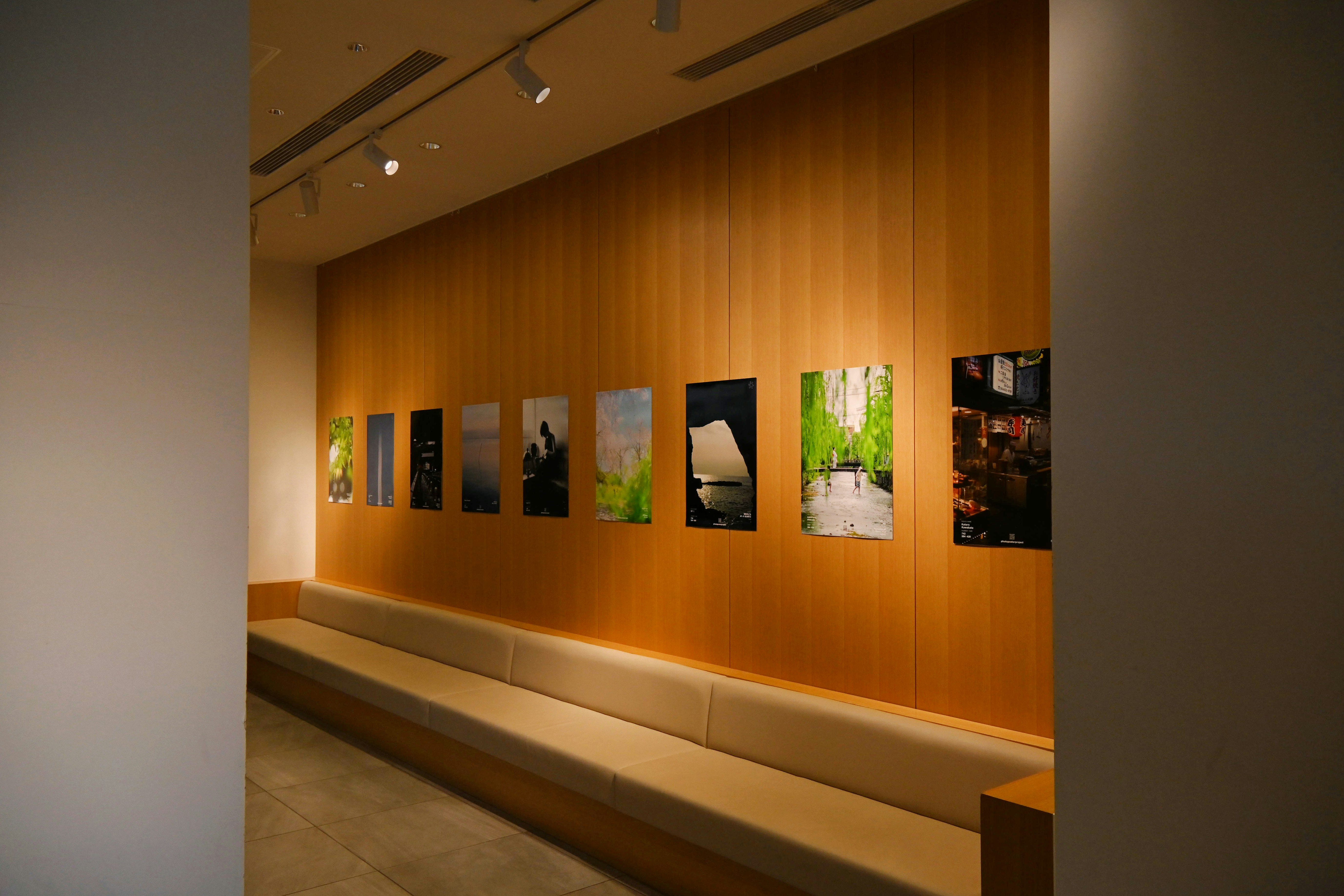 京都の展示室で壁面に並ぶ写真ポスター