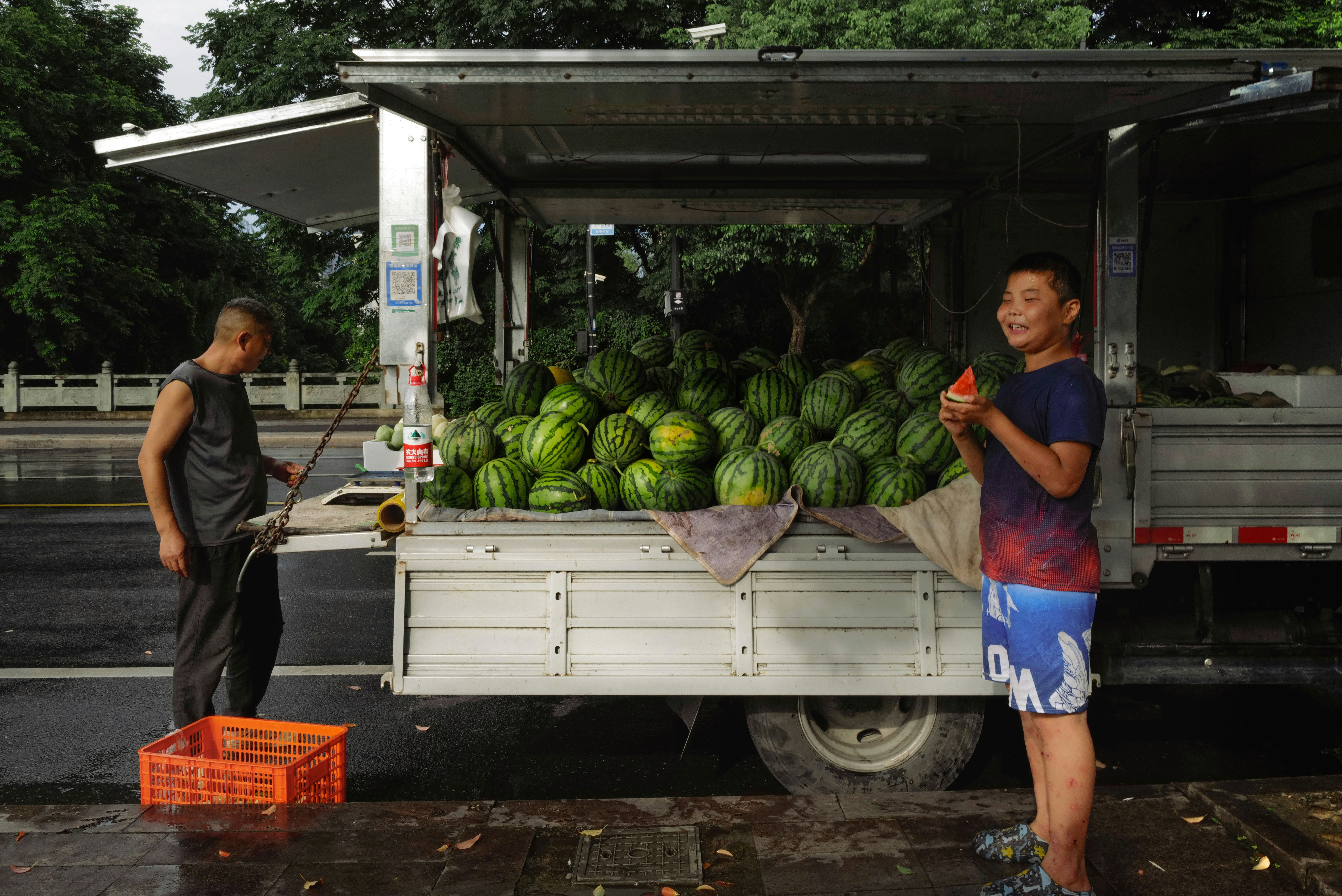 camión de vendedor ambulante que vende grandes sandías y verduras