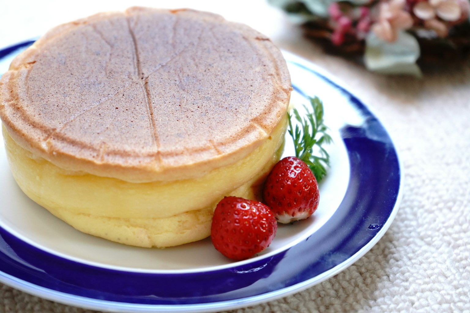 Fluffige Pfannkuchen mit Erdbeeren auf einem Teller serviert