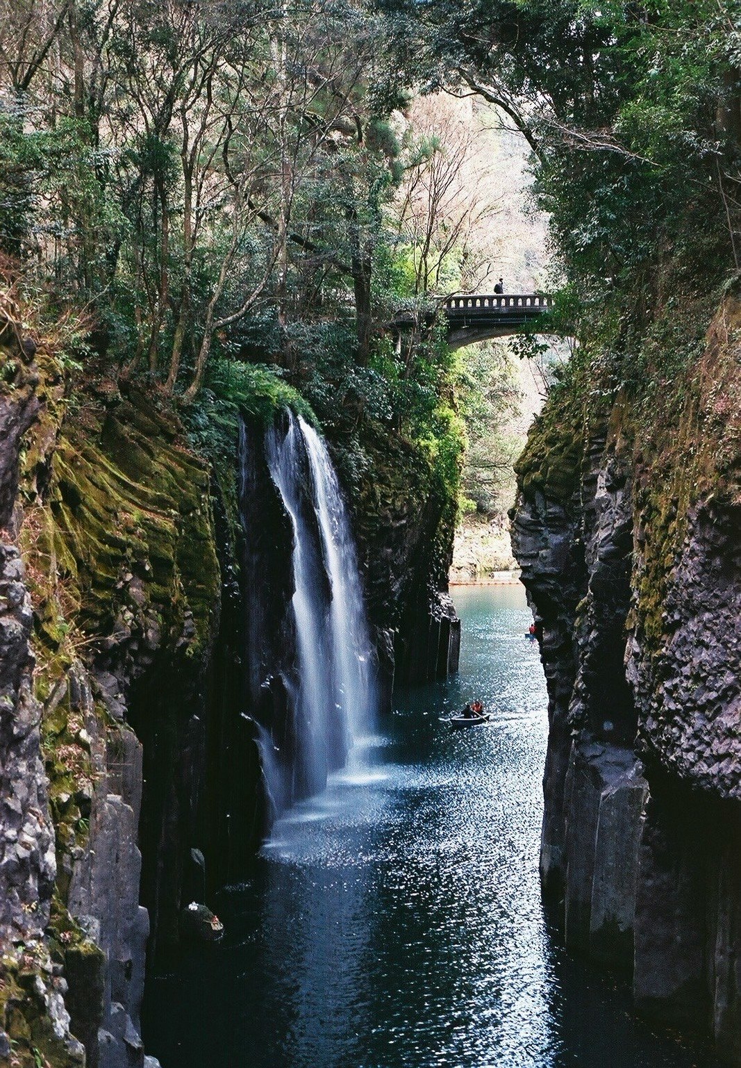 高千穂峡的瀑布与河流景观