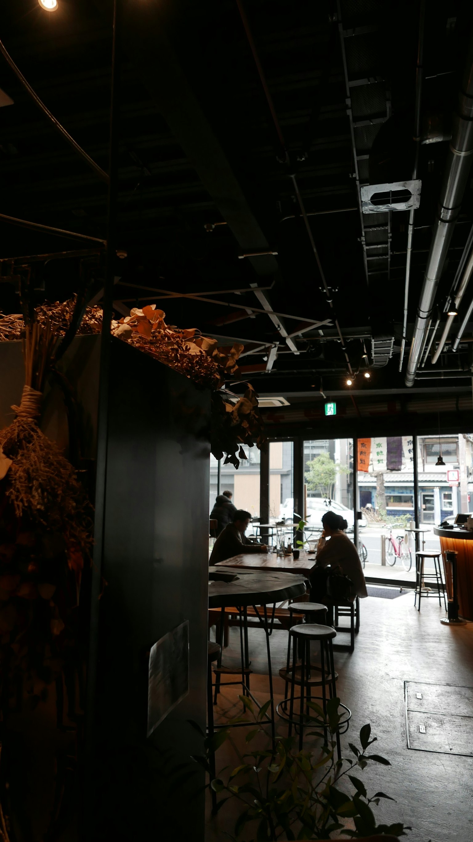 Interior de un café con decoraciones florales y mesas y sillas organizadas