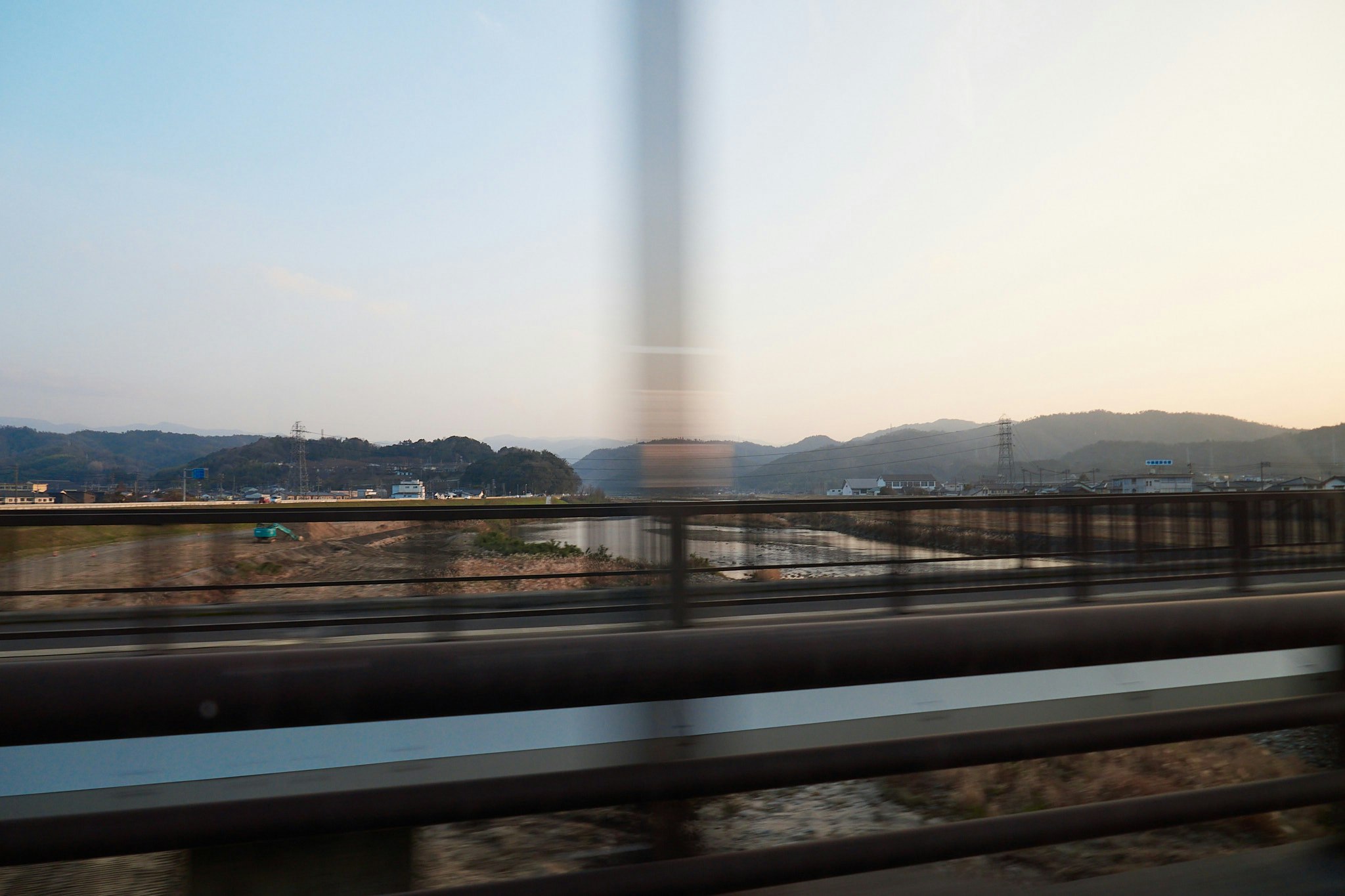 川沿いを走る車窓からの夕景