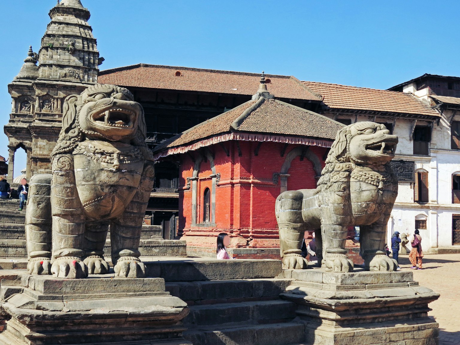 Temple népalais traditionnel avec des statues de lions en pierre