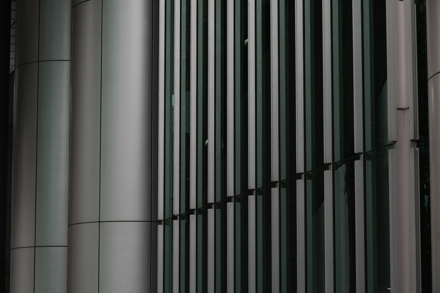 Rayures verticales le long de la façade d'un bâtiment moderne avec des surfaces métalliques lisses