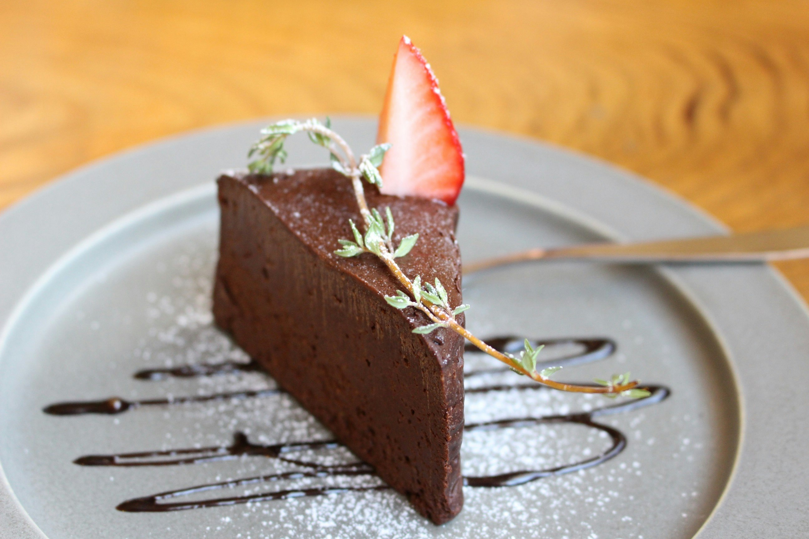 皿にのったチョコレートケーキの一切れ