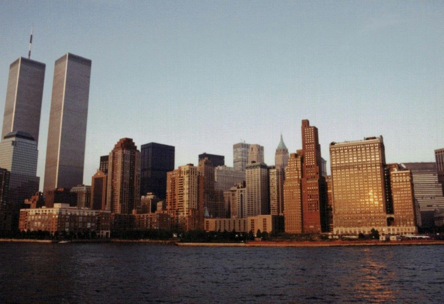 Đường chân trời Manhattan với các tòa tháp đôi của Trung tâm Thương mại Thế giới