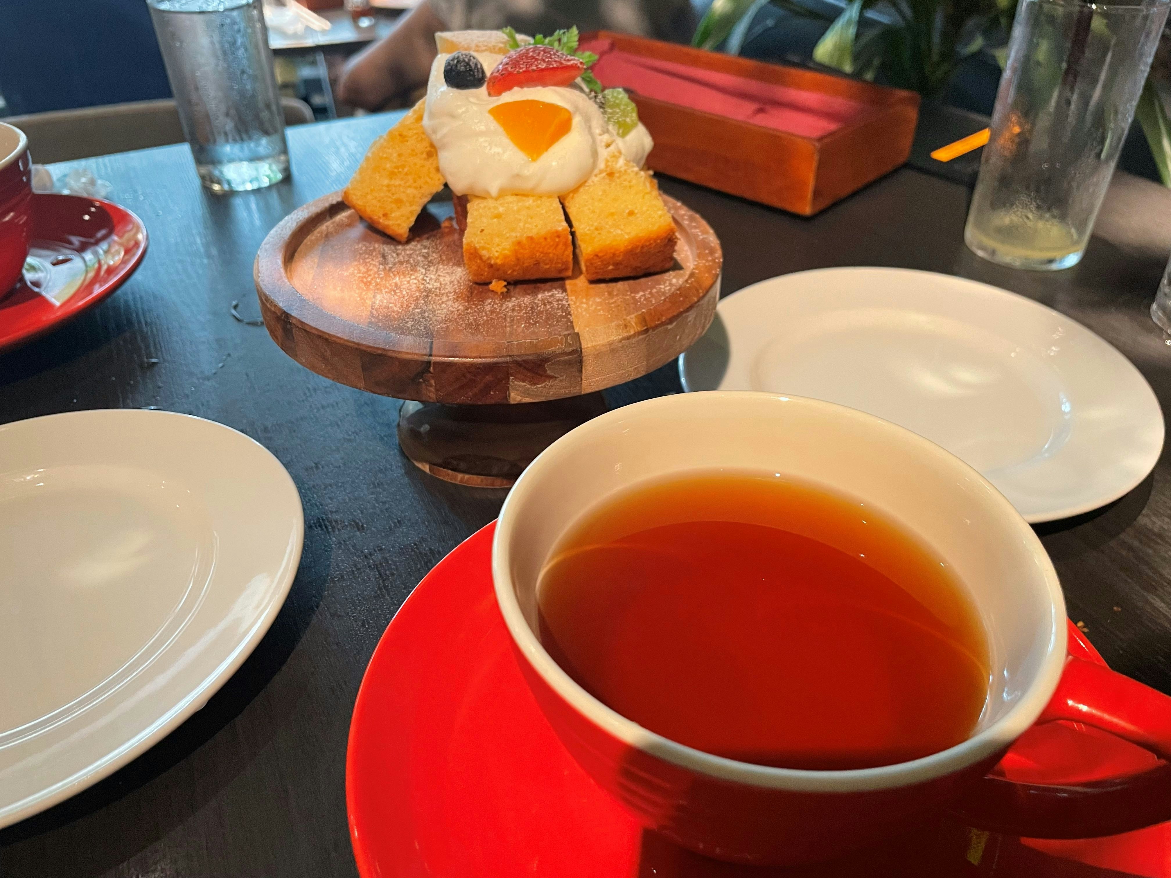 木質托盤上的蛋糕與紅茶桌面