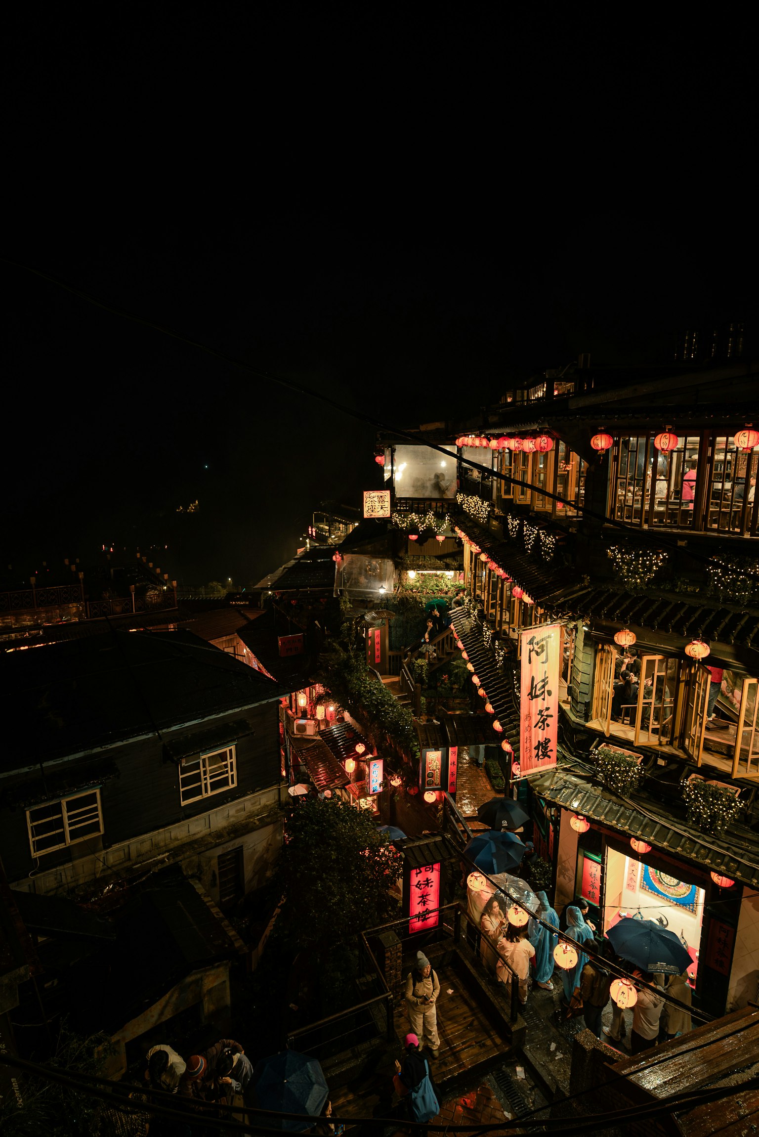 Khung cảnh đêm Jiufen với đèn lồng và các tòa nhà truyền thống