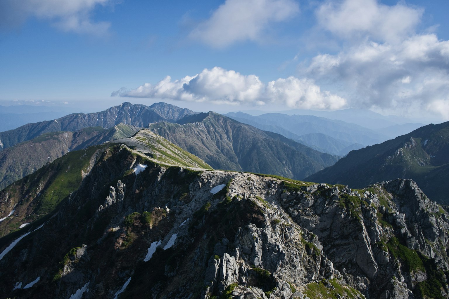风景如画的山脉景观，峰顶和蓝天