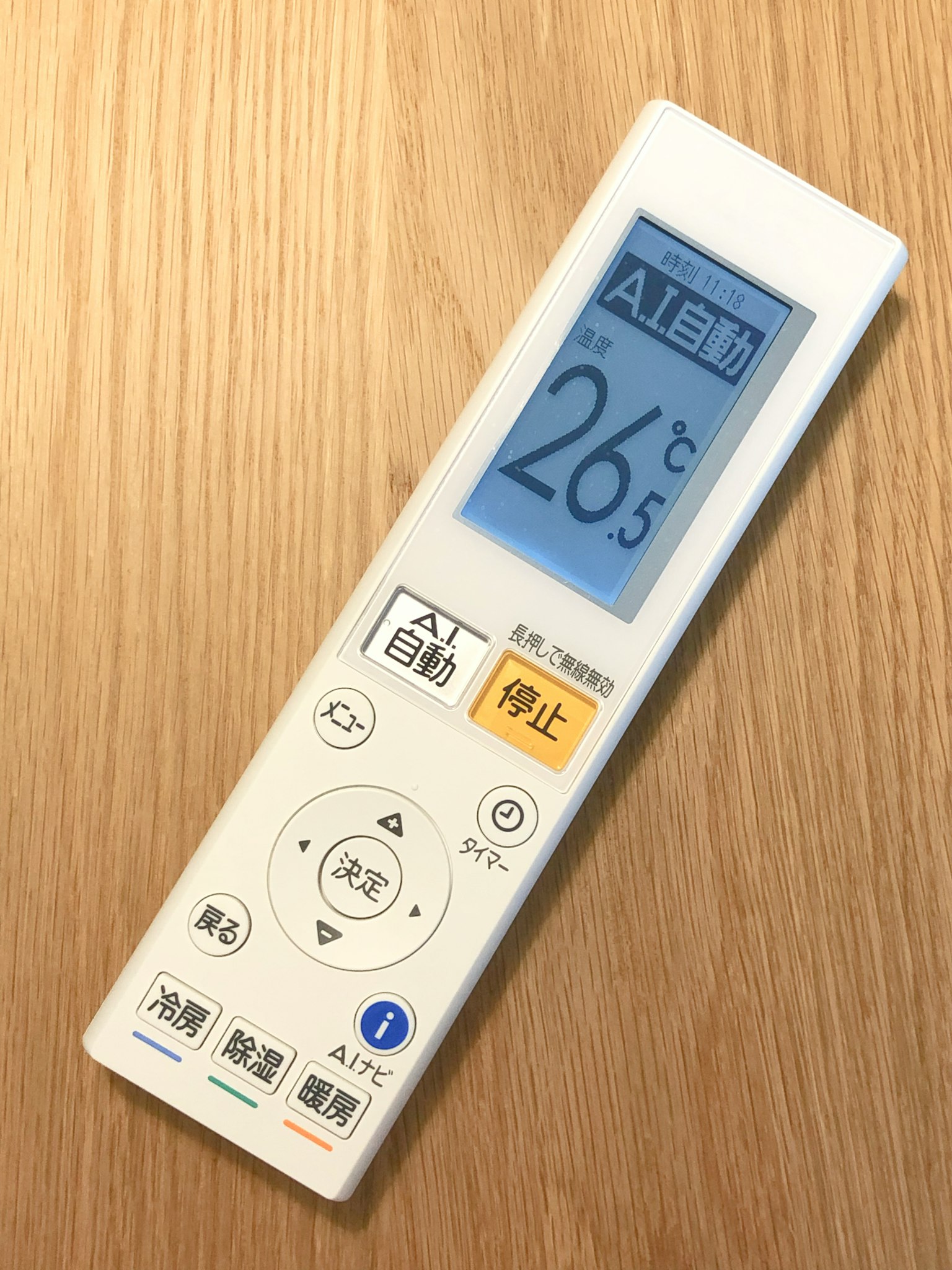 Weißer Klimaanlagenfernbedienung auf einem Holztisch