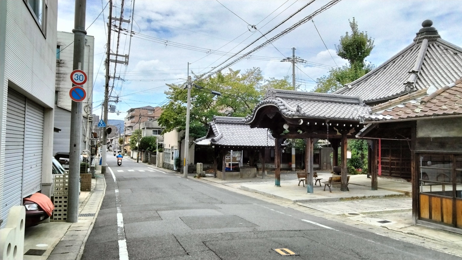Rue japonaise tranquille avec un temple traditionnel et une route