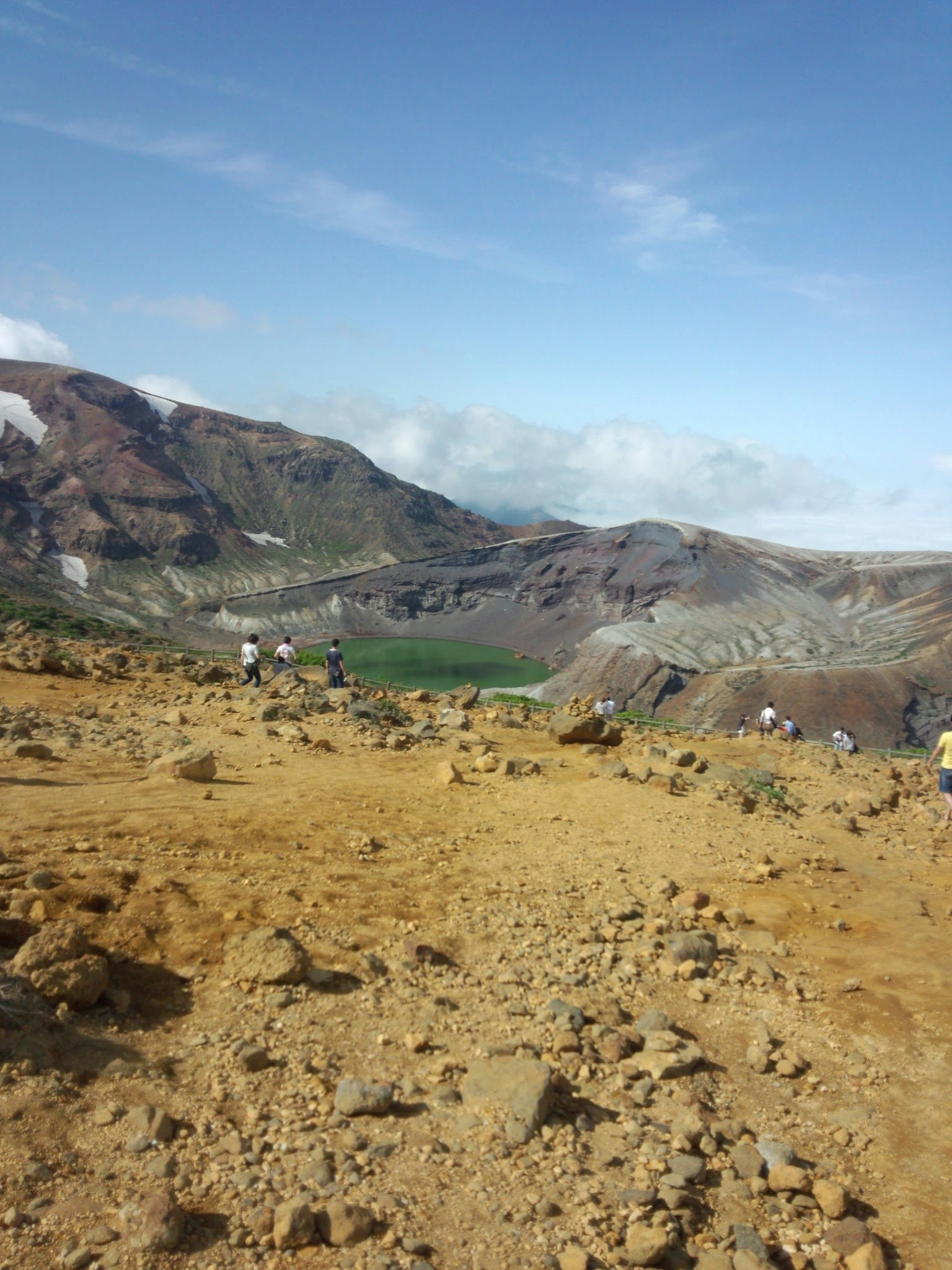 火山口的風景與健行者