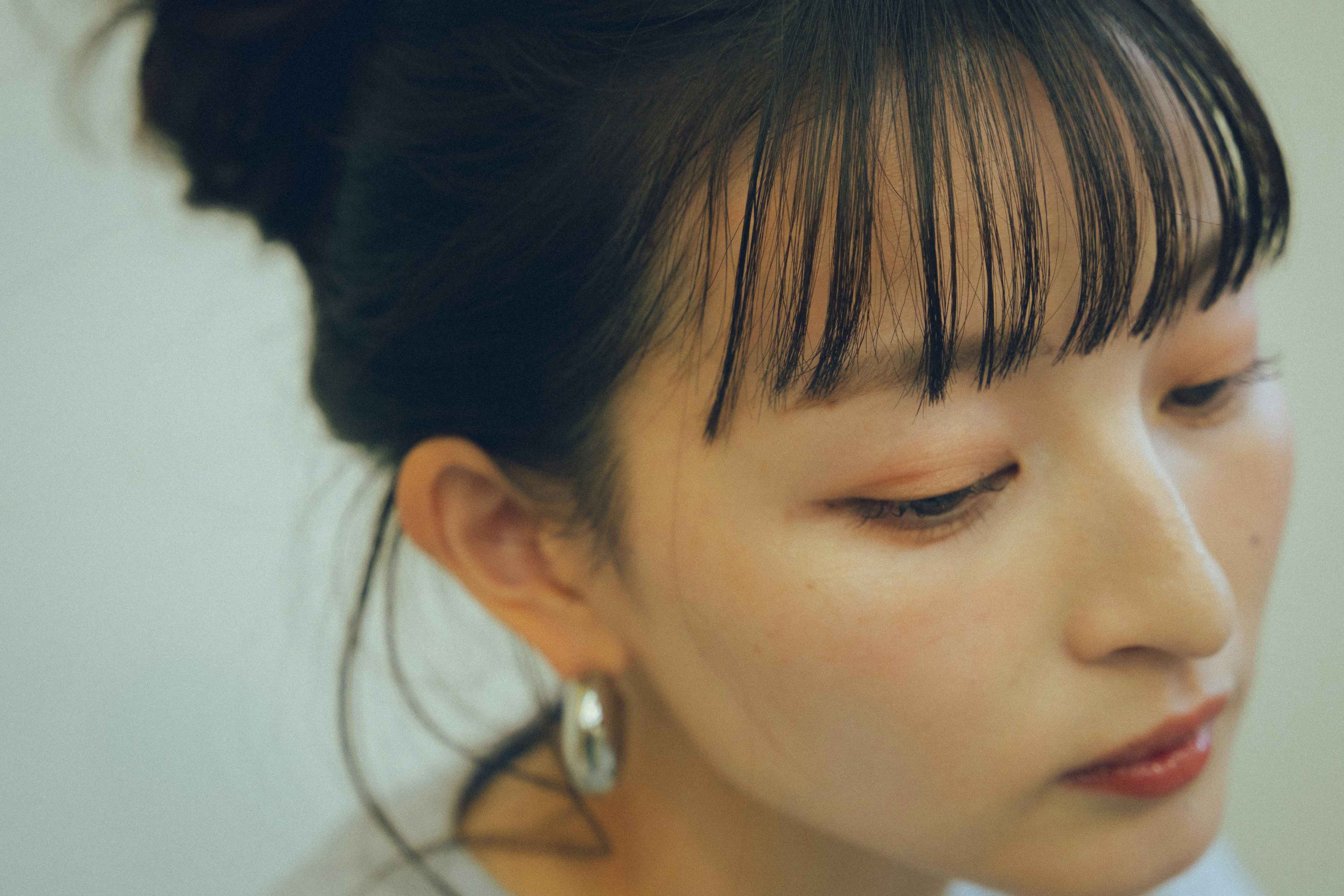 側臉女性佩戴耳環的特寫
